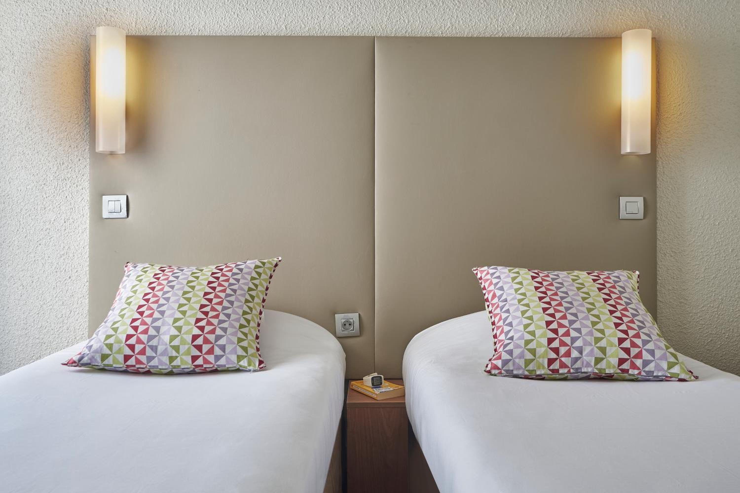 Standard Twin Room - Photo 4