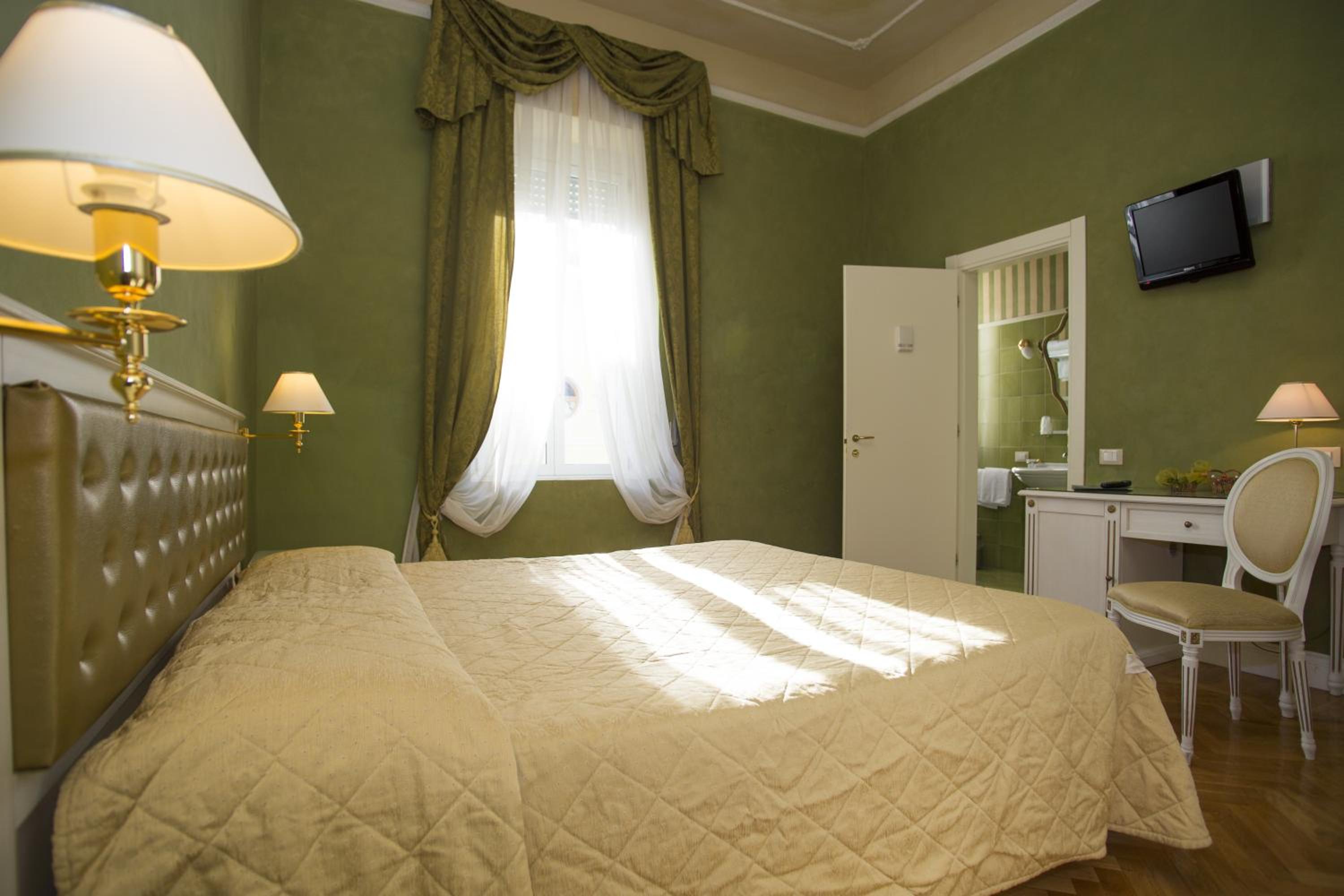 Double or Twin Room - Photo 4