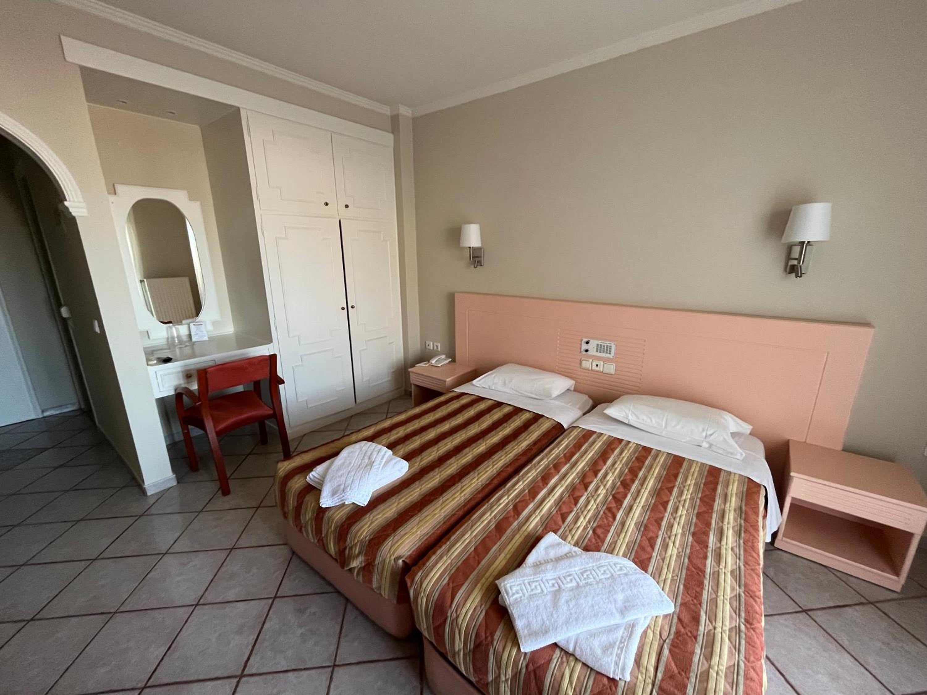 Basic Double or Twin Room with Partial Sea View photo 3
