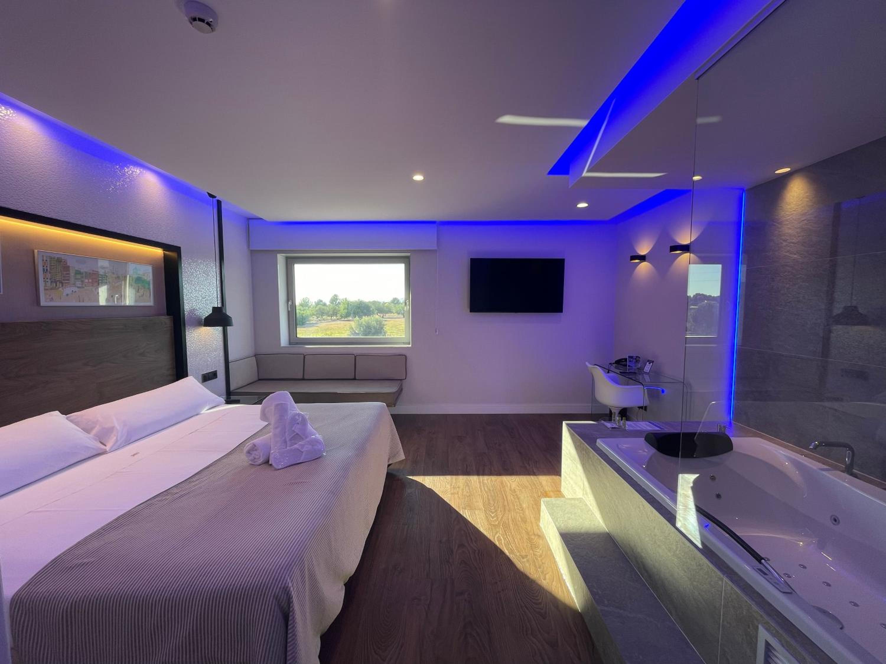 Suite with whirlpool tub - Merlot