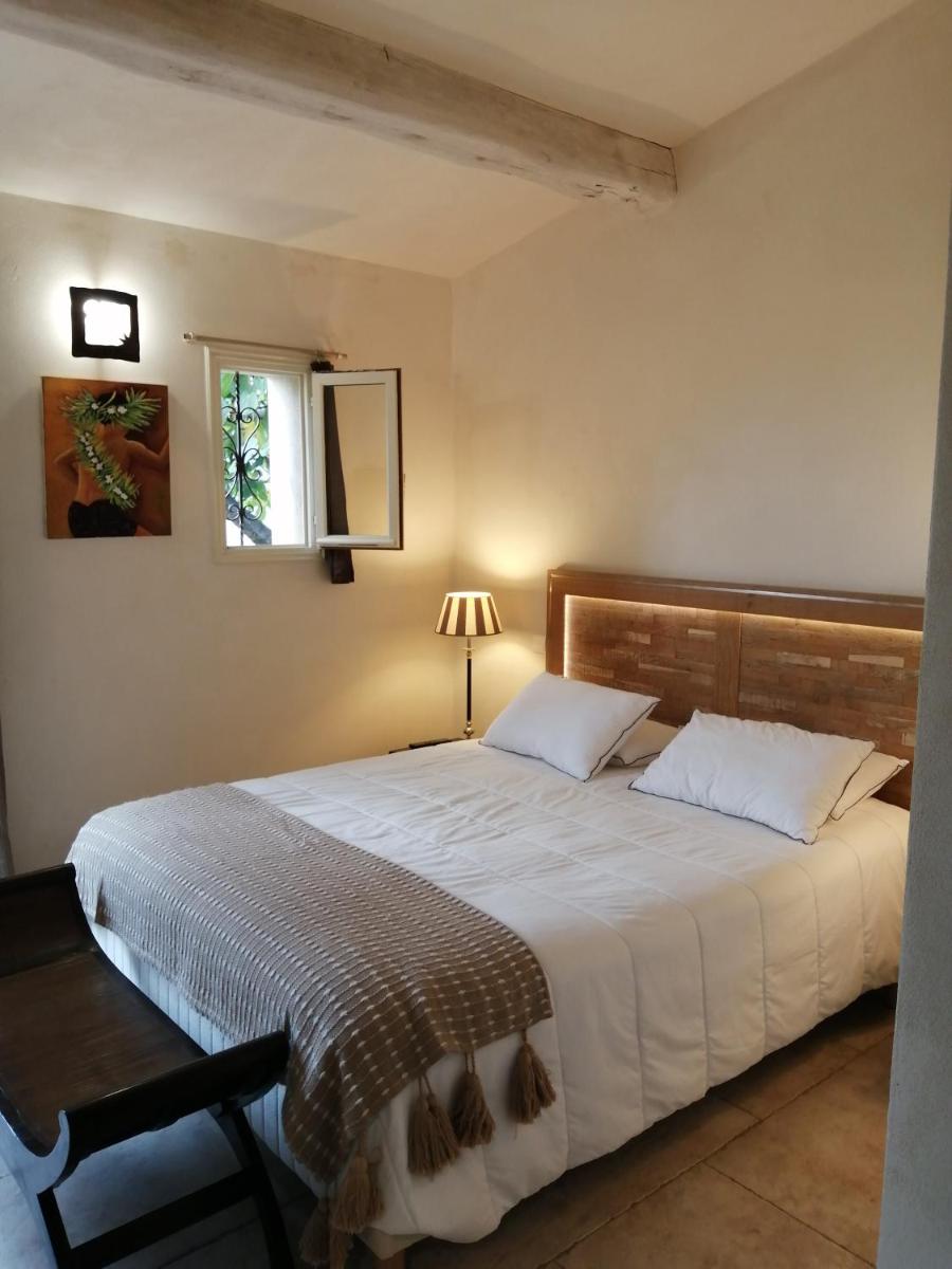 Double Room with Terrace and Pool View photo 3