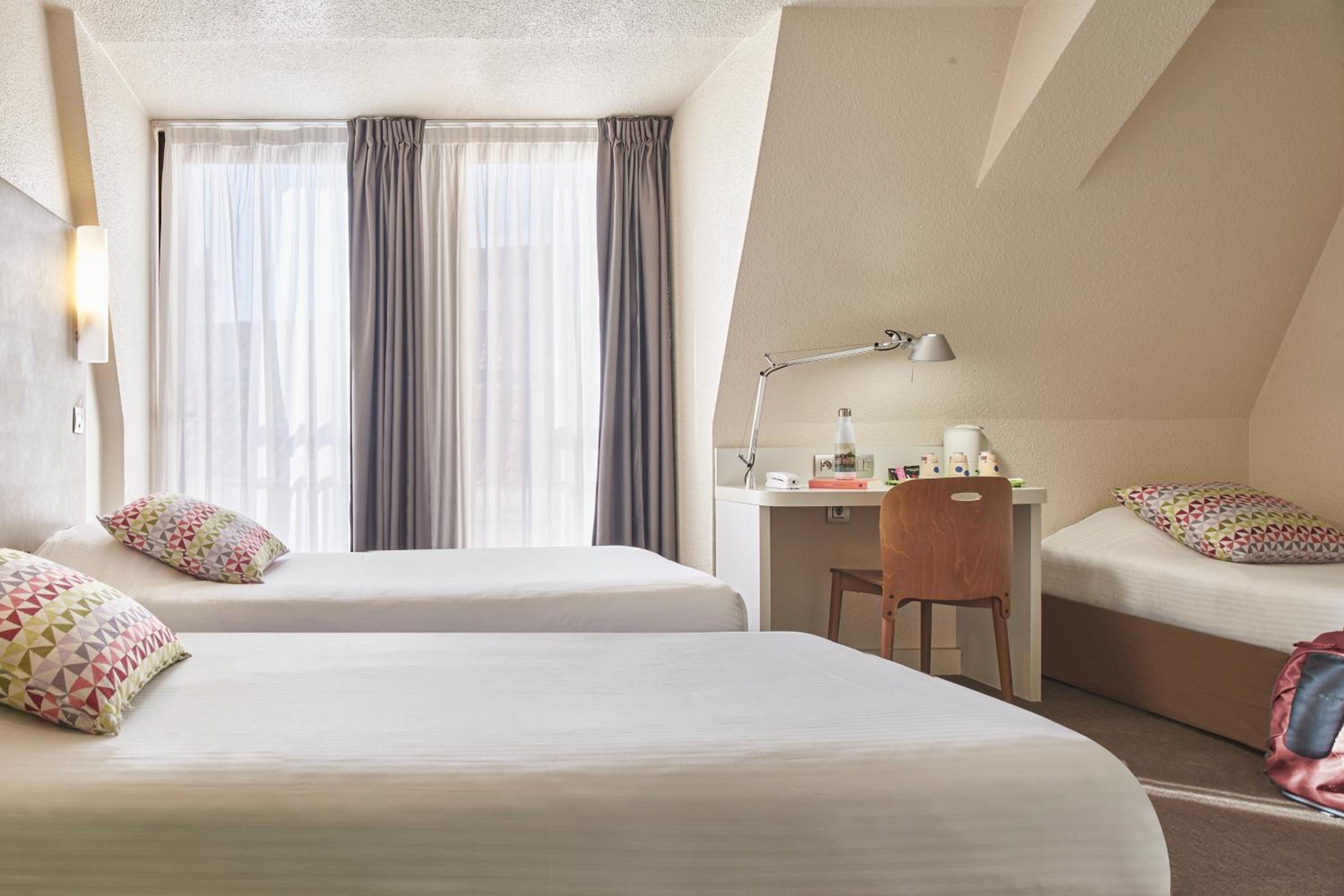Standard Room with Three Single Beds photo 2