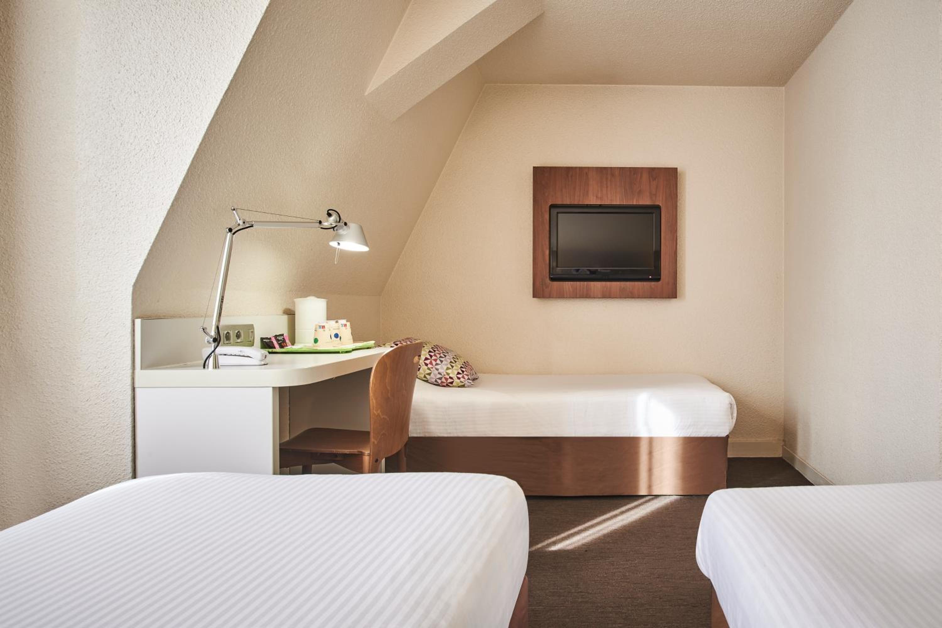 Standard Room with Three Single Beds photo 2