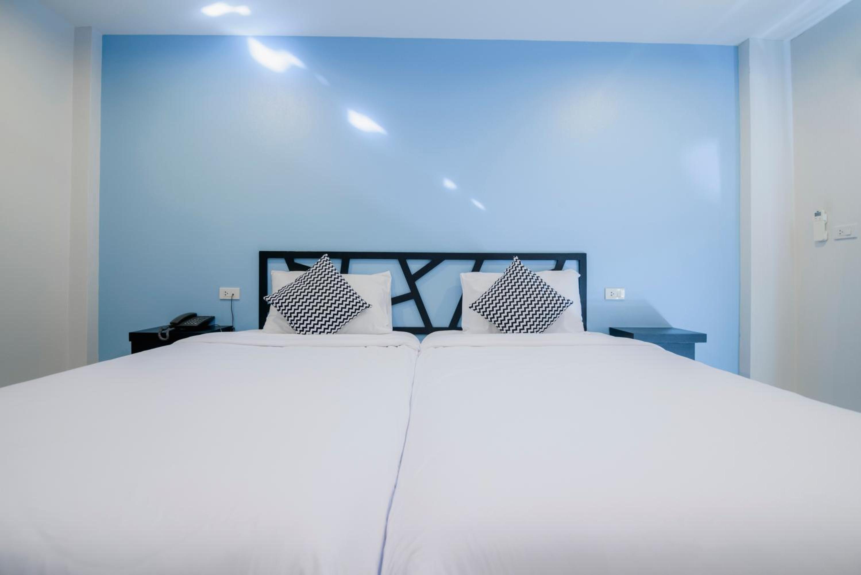 Deluxe Twin Room- City View photo 2
