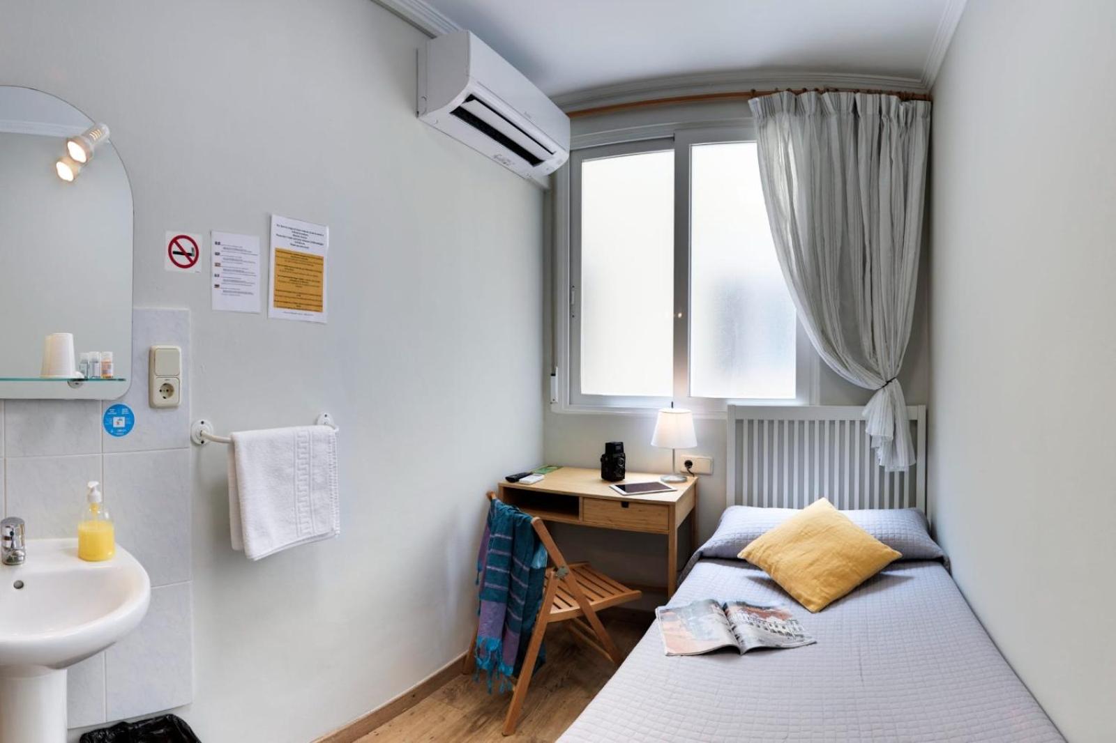 Single Room with Shared Bathroom photo 2