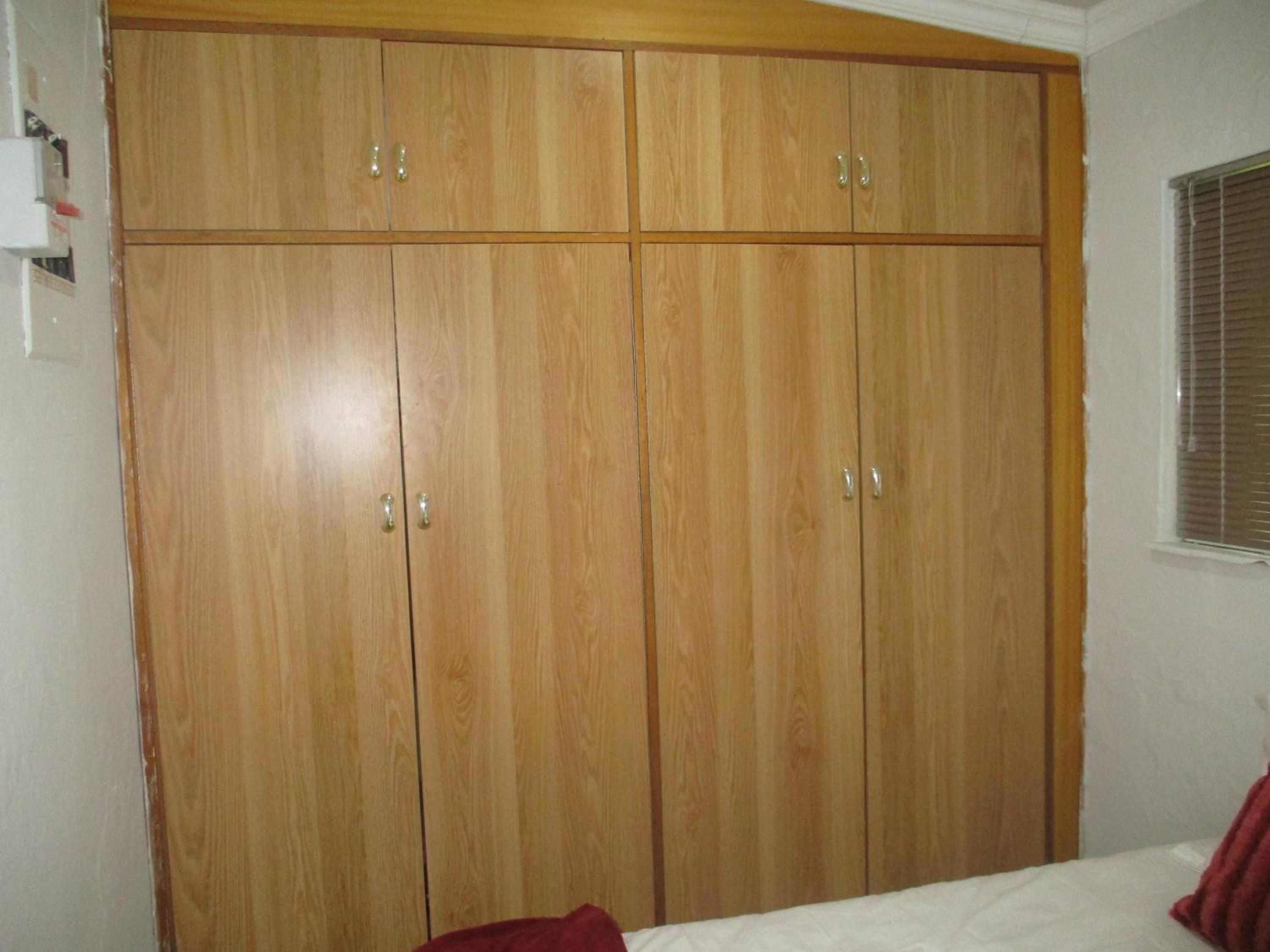 Large Family Room  - Photo 8