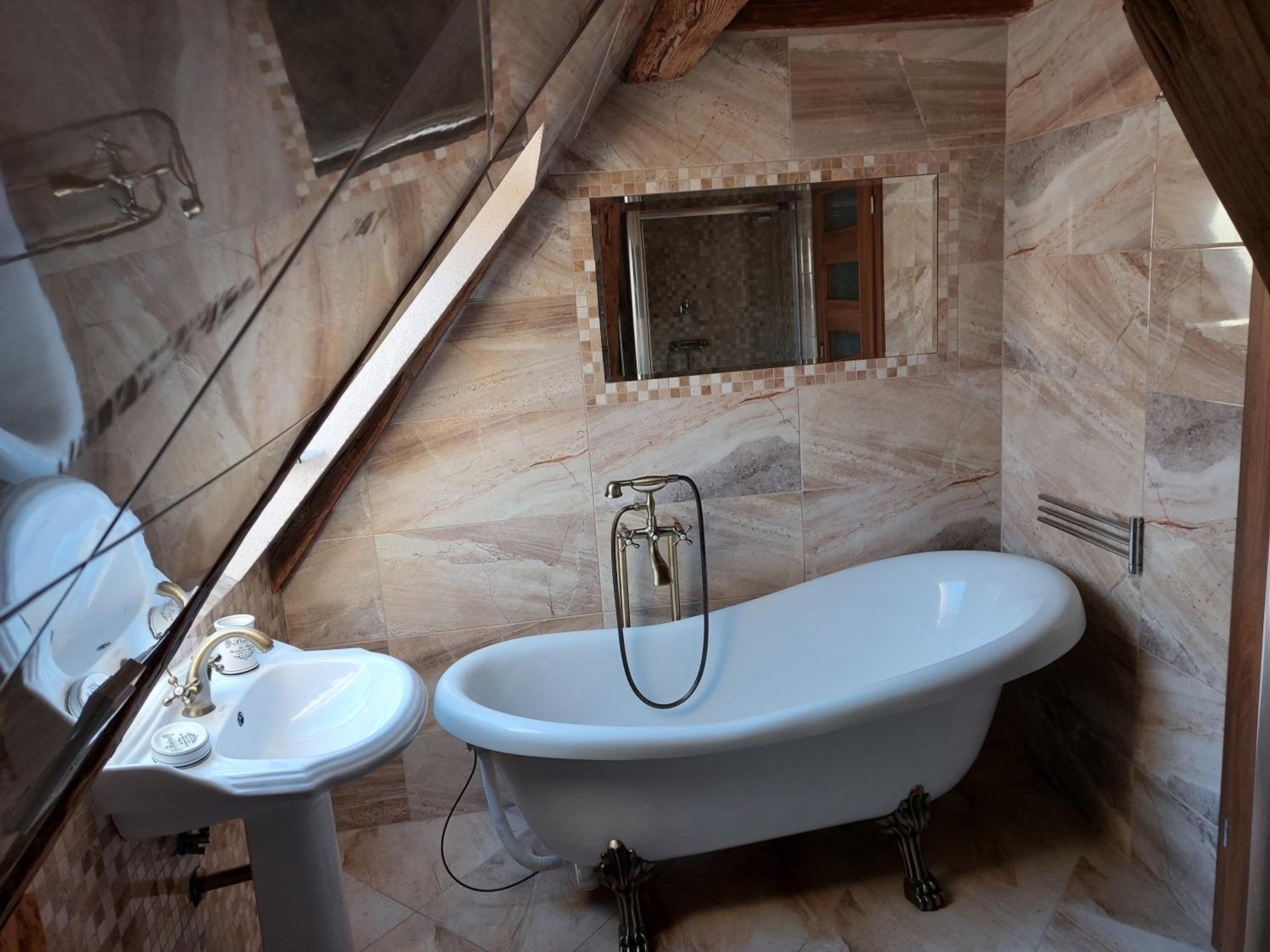 Deluxe Double Room with Bath - Photo 2