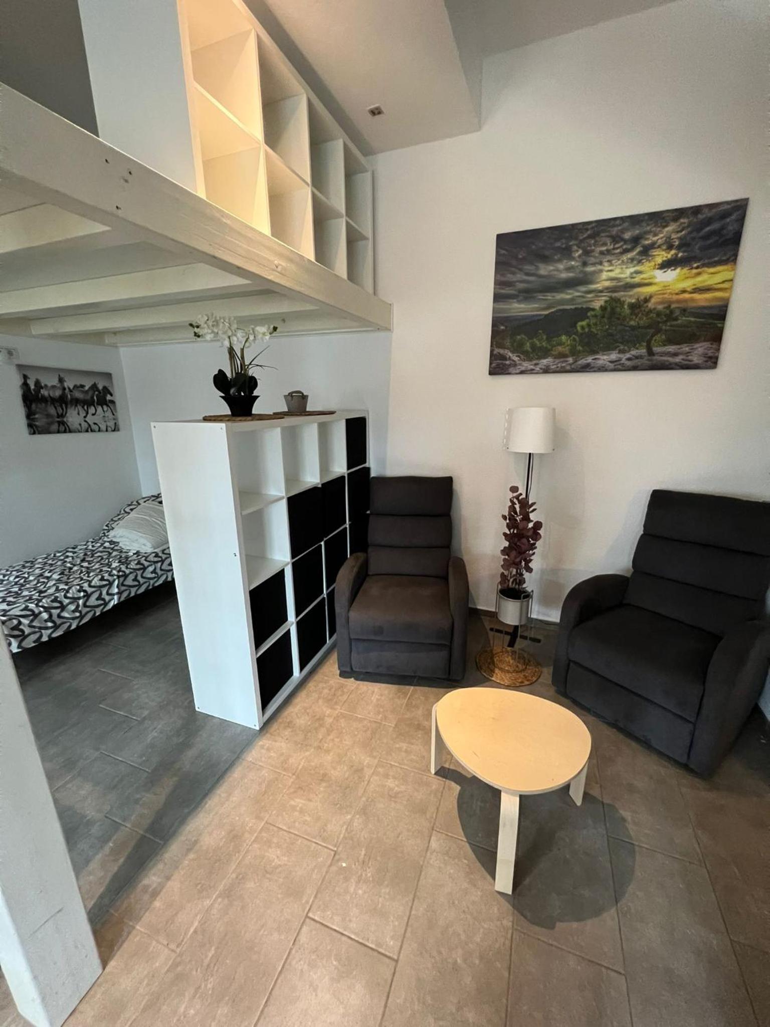 One-Bedroom Apartment photo 1