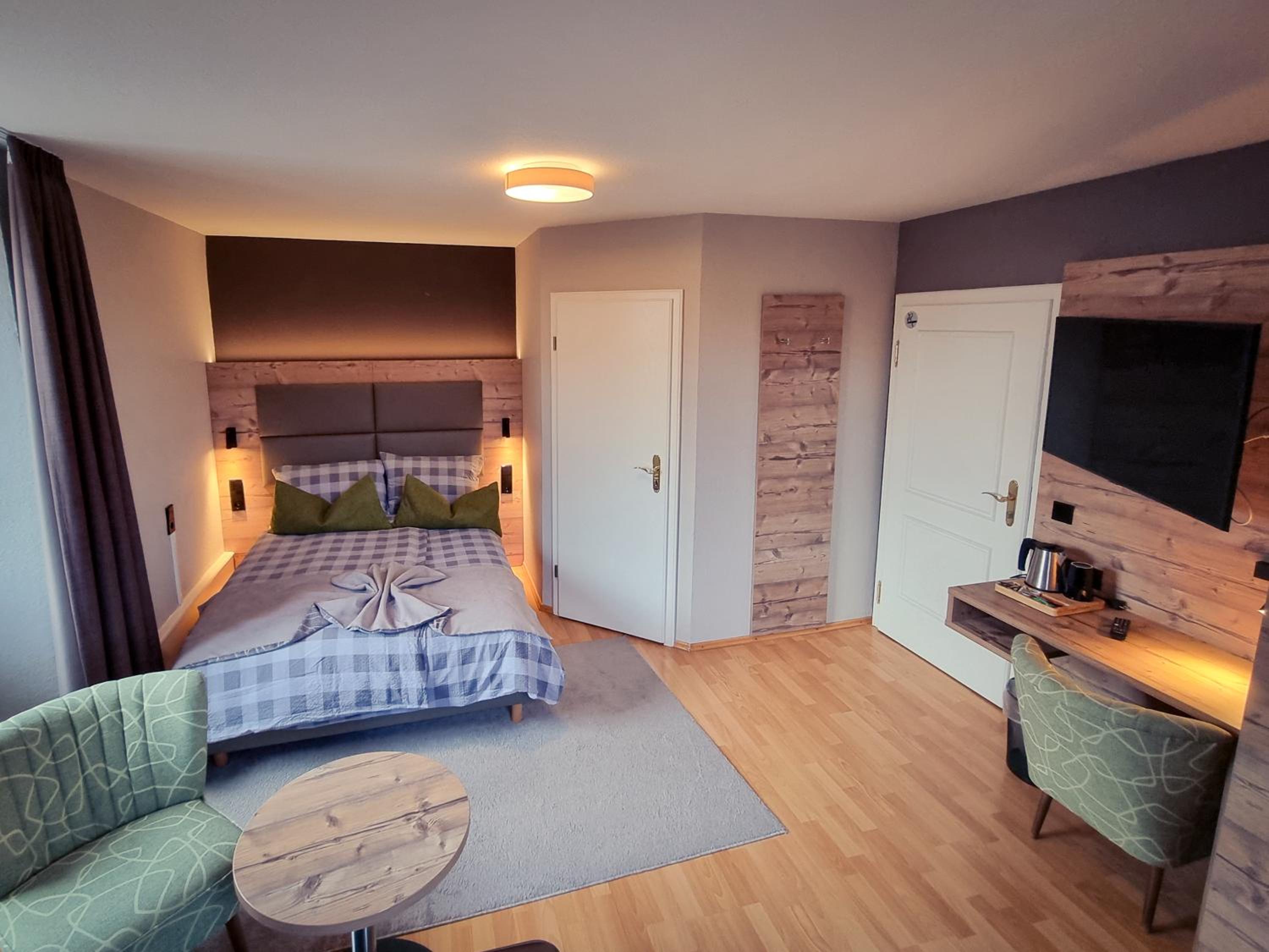 Queen Room photo 2