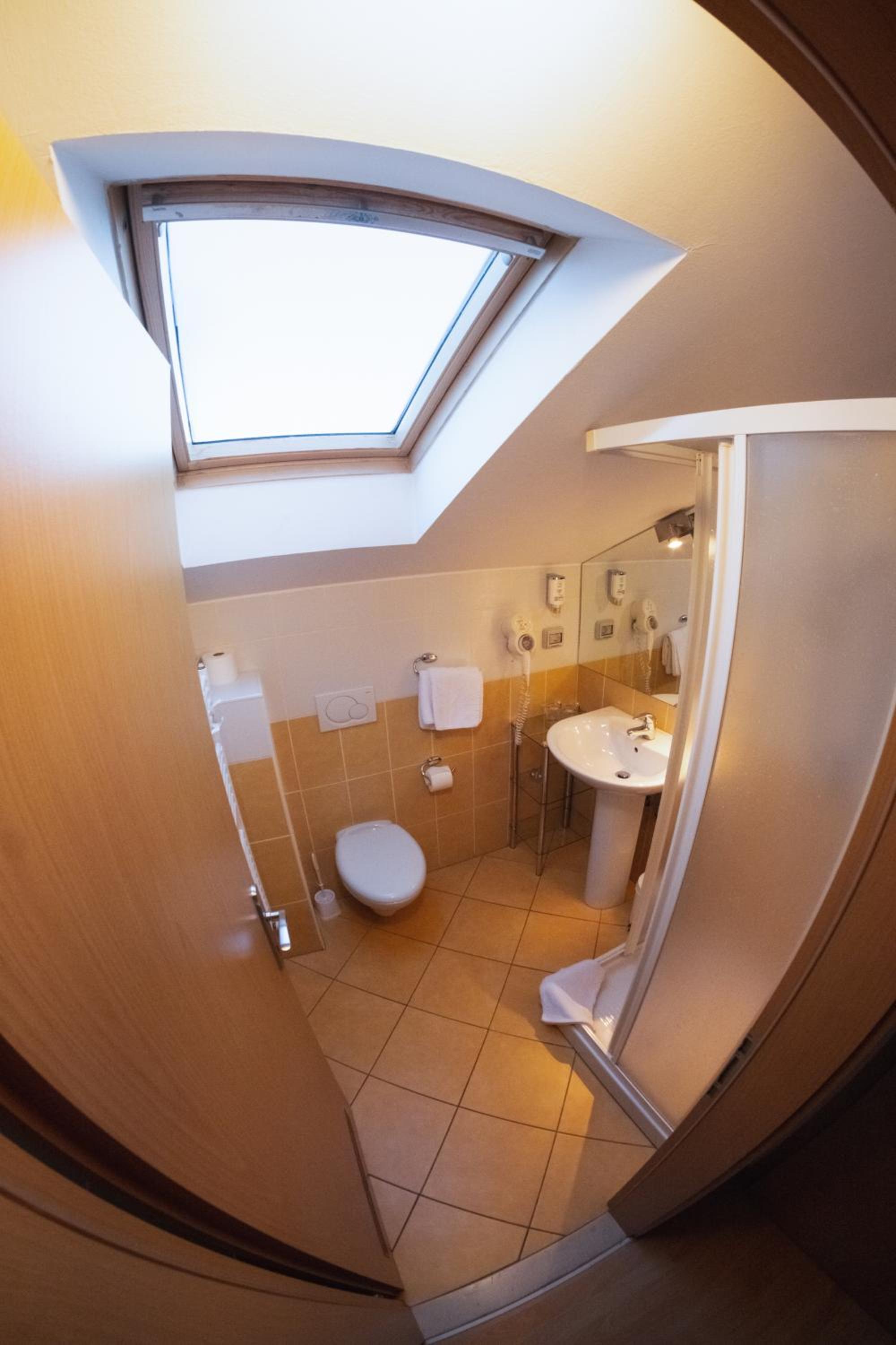 Double Attic Room - Photo 7