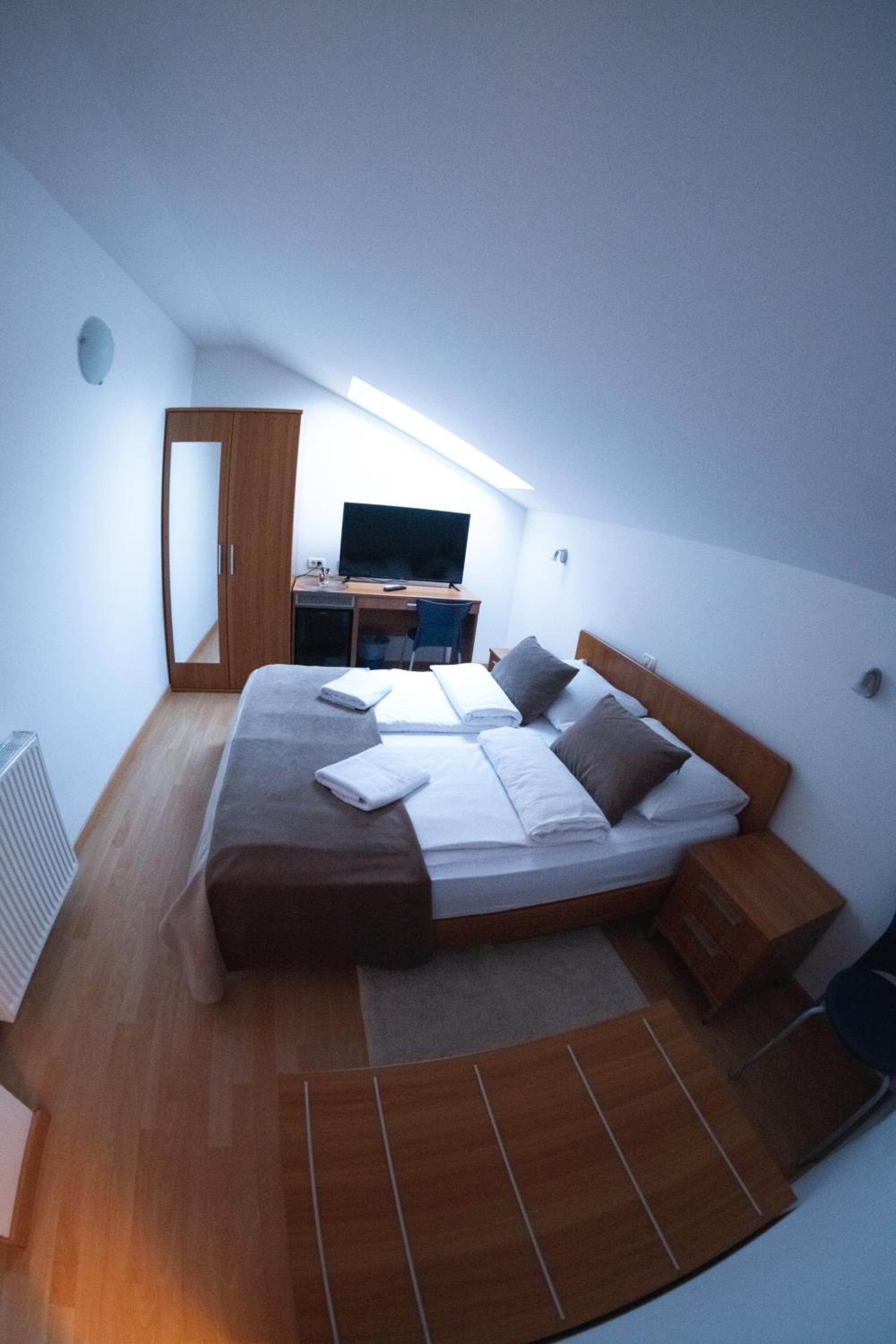 Double Attic Room - Photo 6