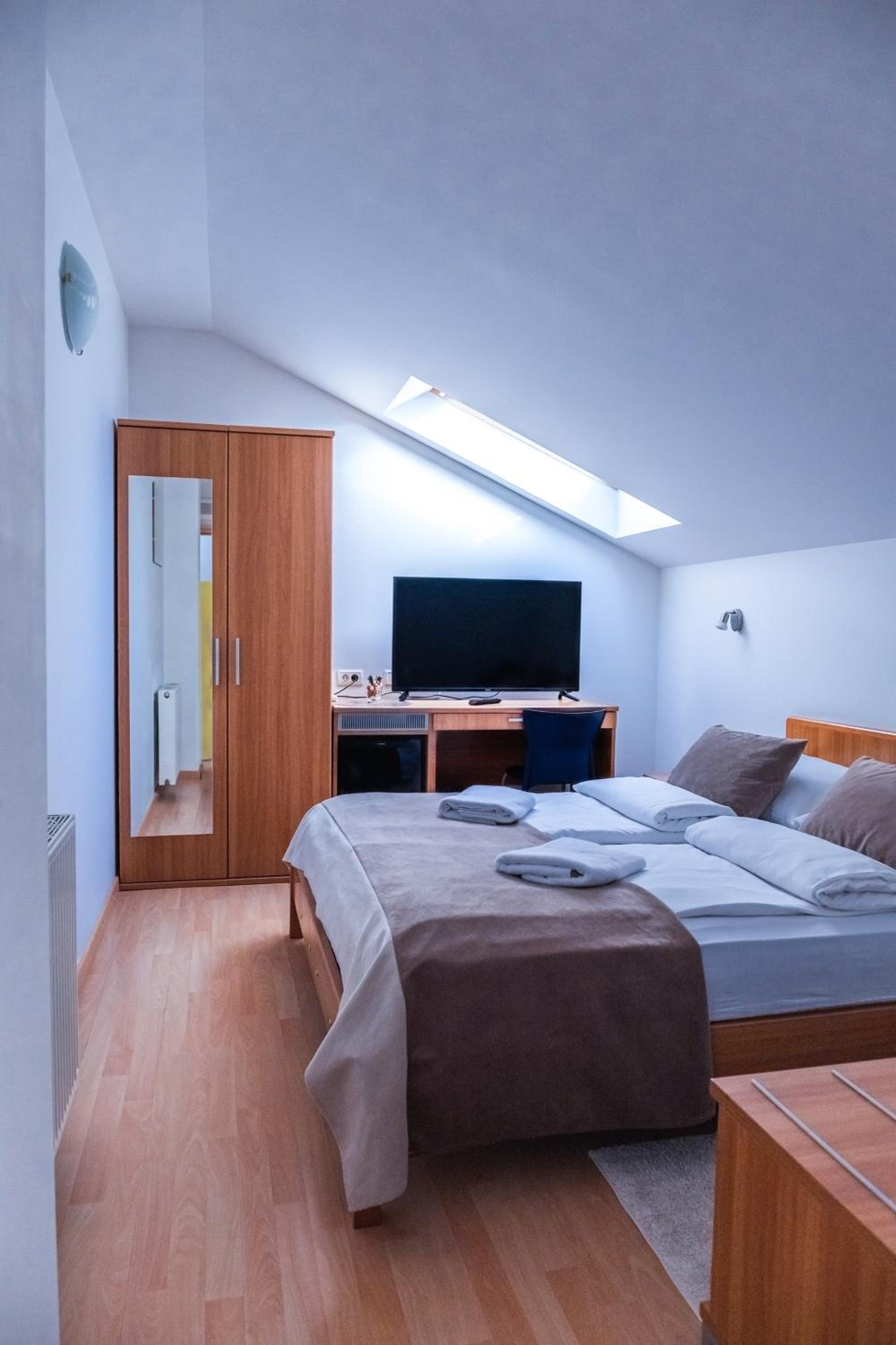 Double Attic Room - Photo 2