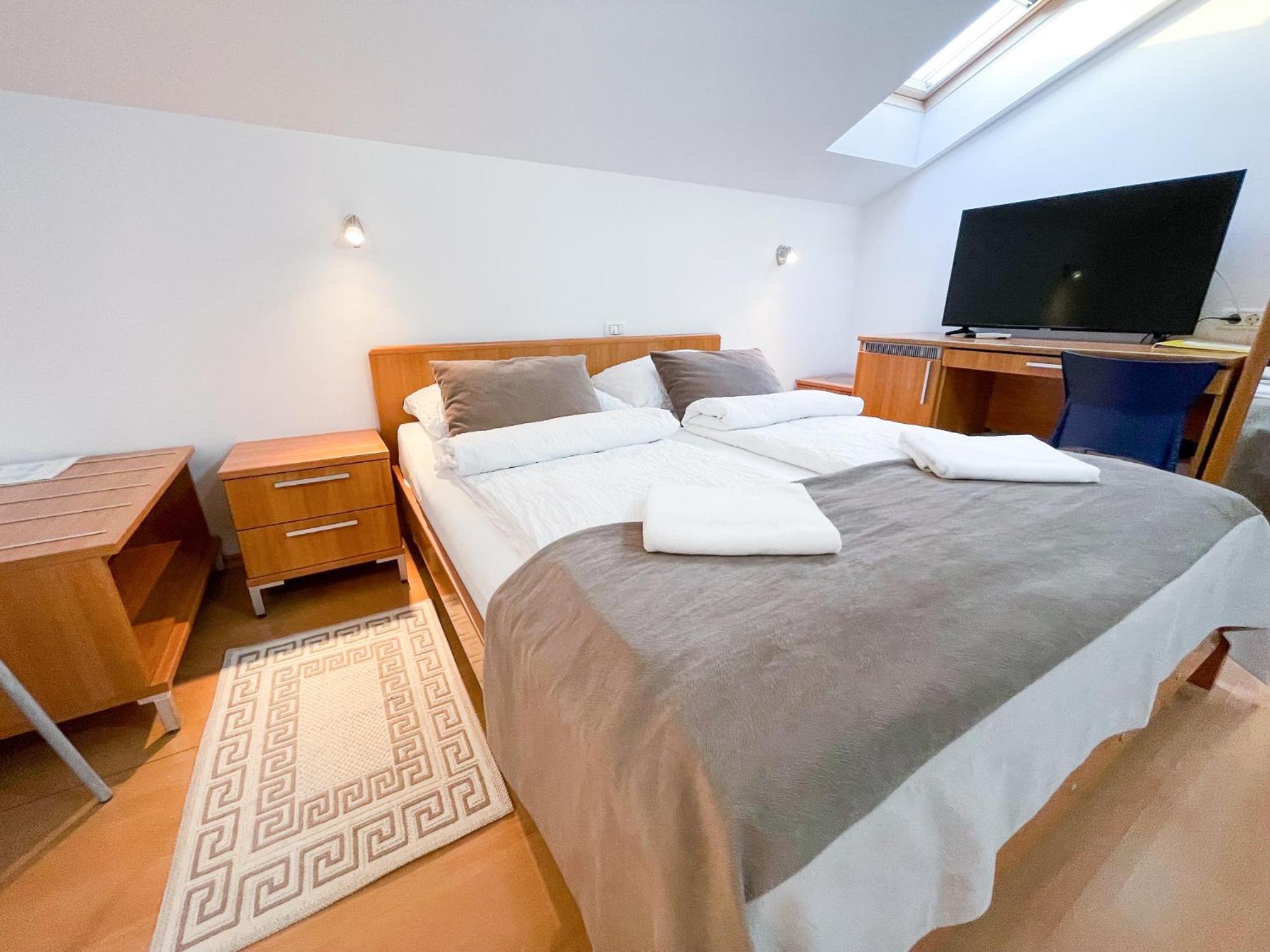Double Attic Room - Photo 3