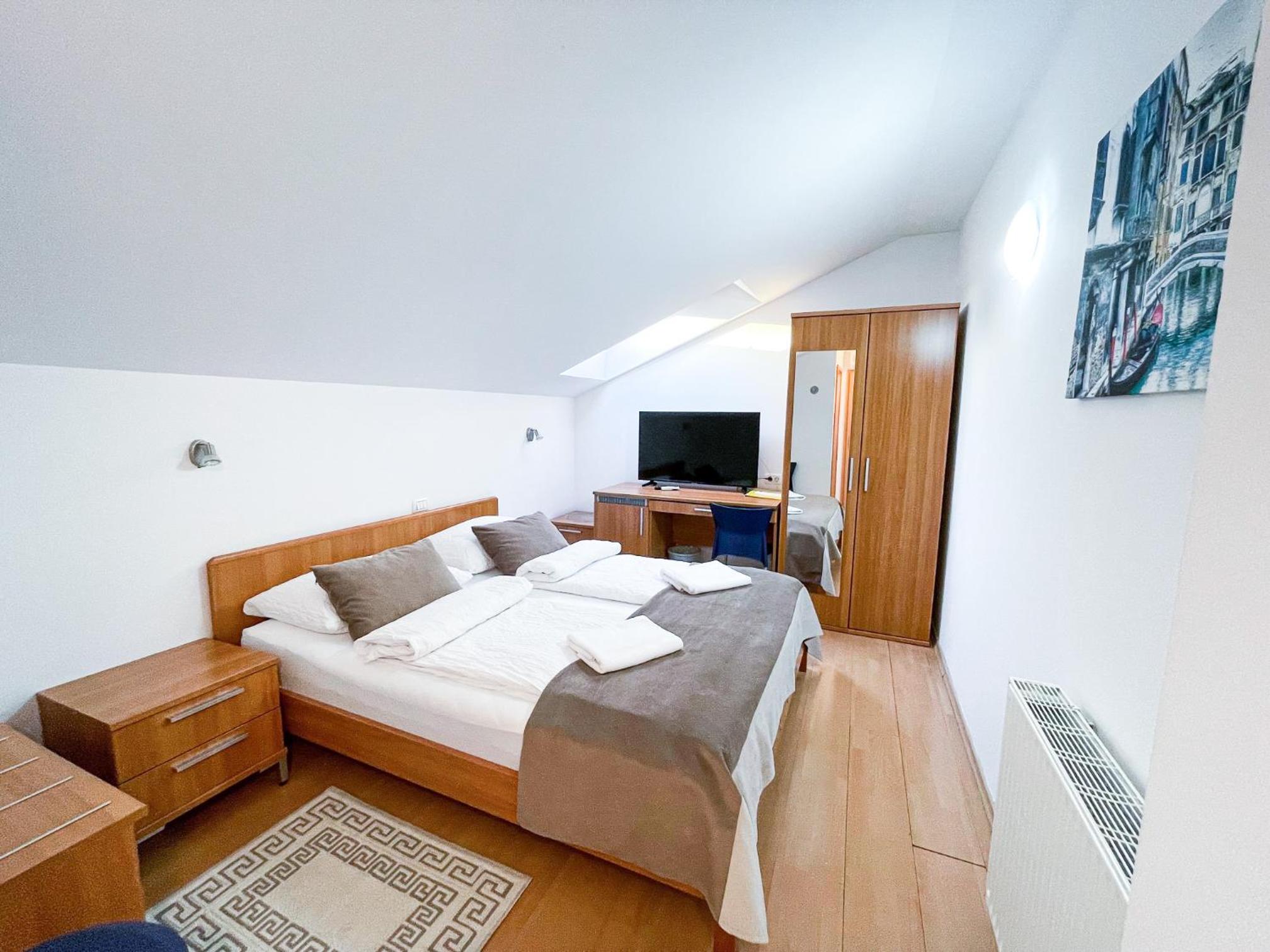 Double Attic Room - Photo 5