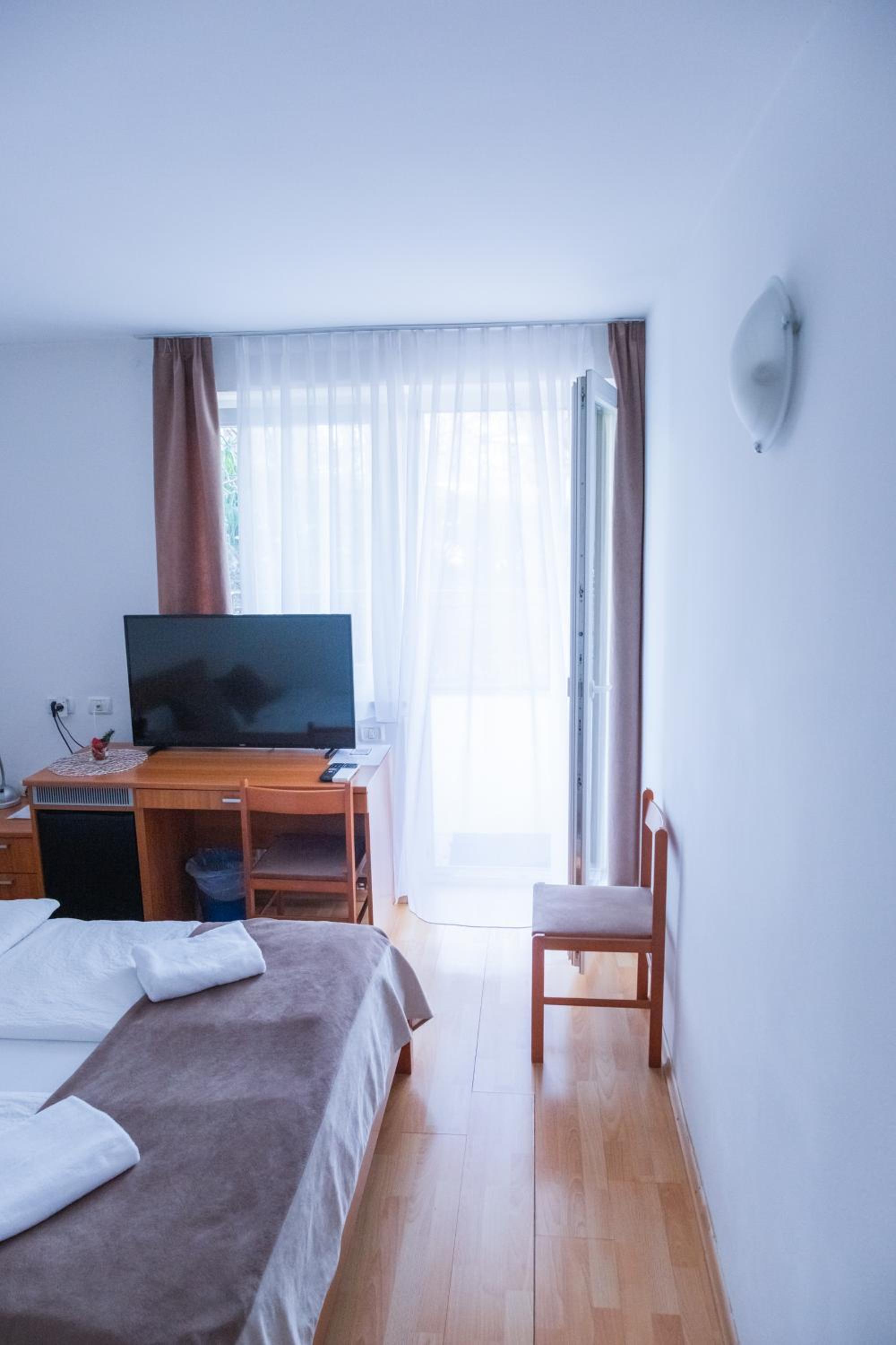 Double Room - Photo 9