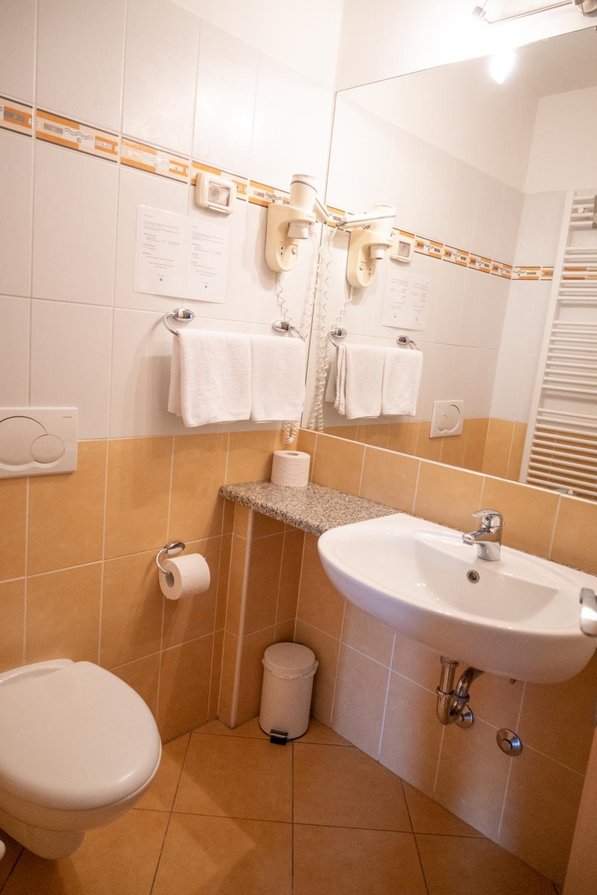 Double Room - Photo 7