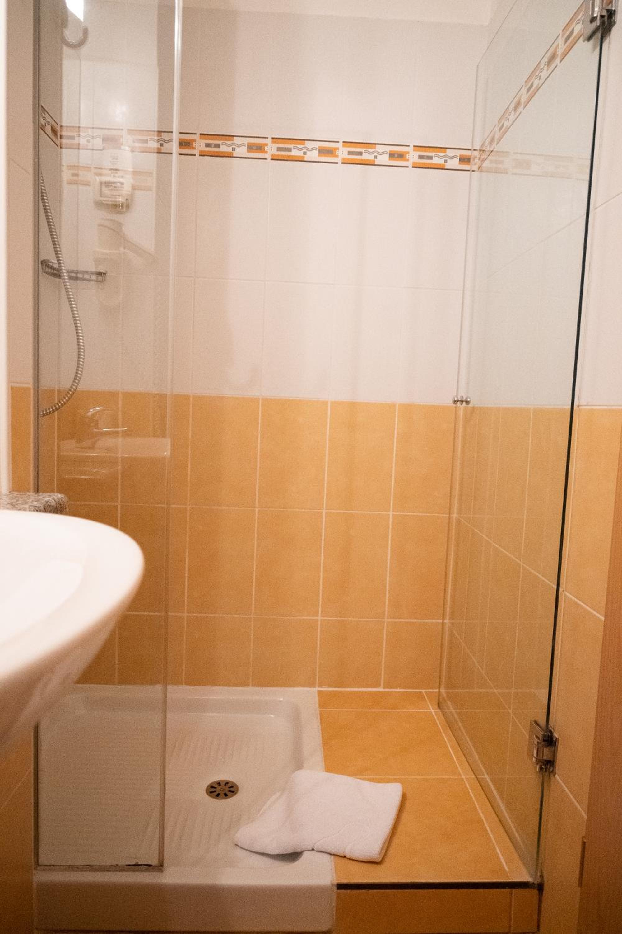 Double Room - Photo 8