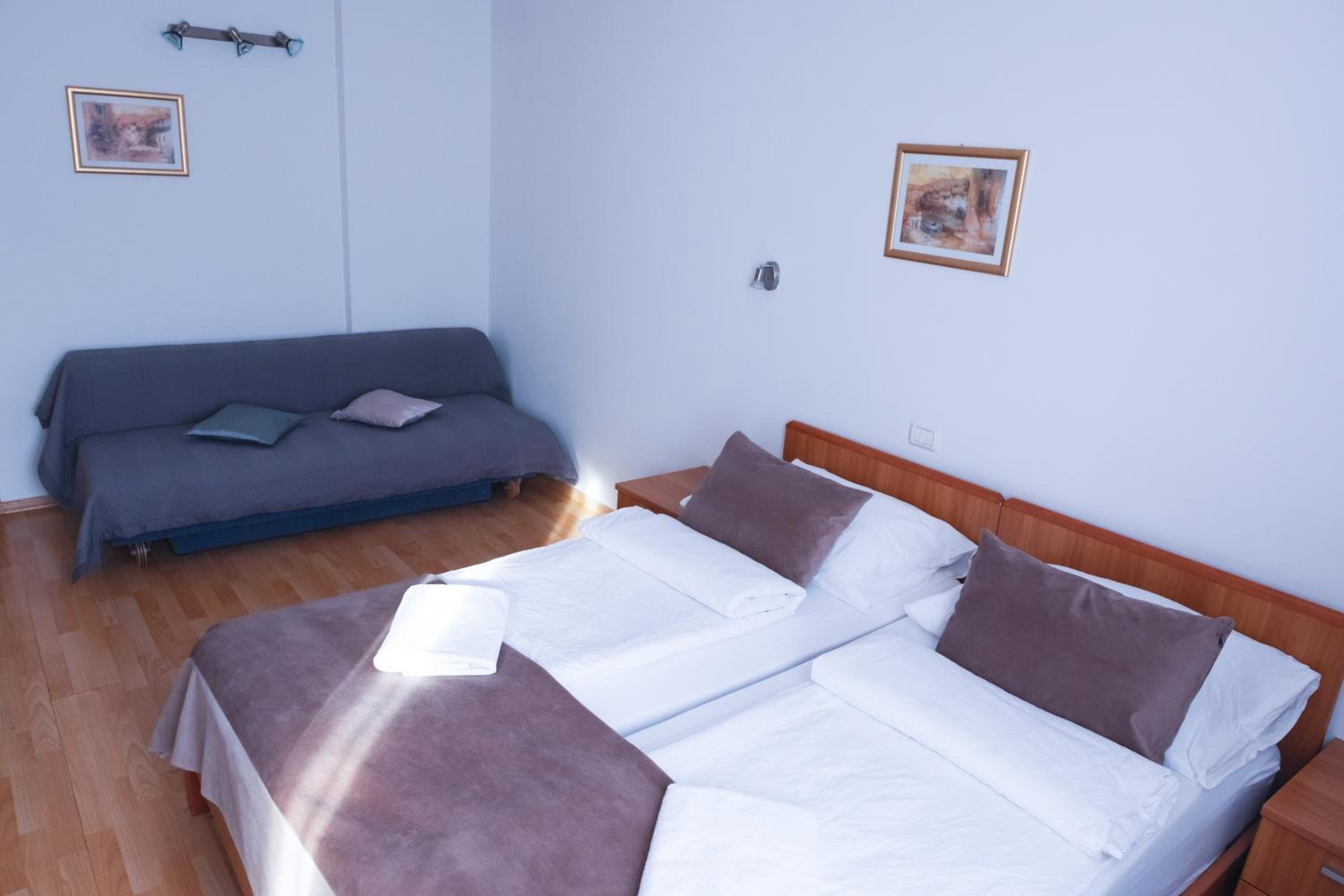 Classic Quadruple Room - Photo 7