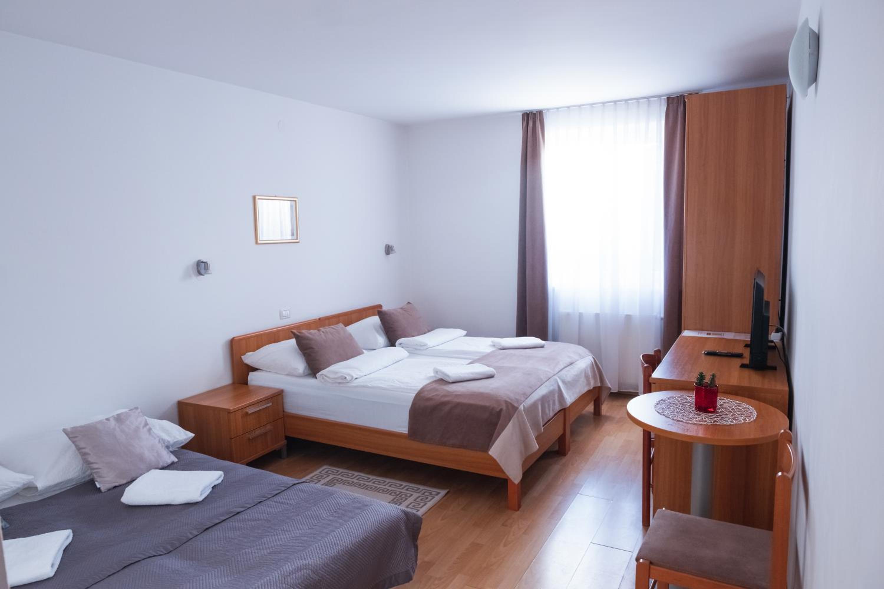 Classic Quadruple Room - Photo 9