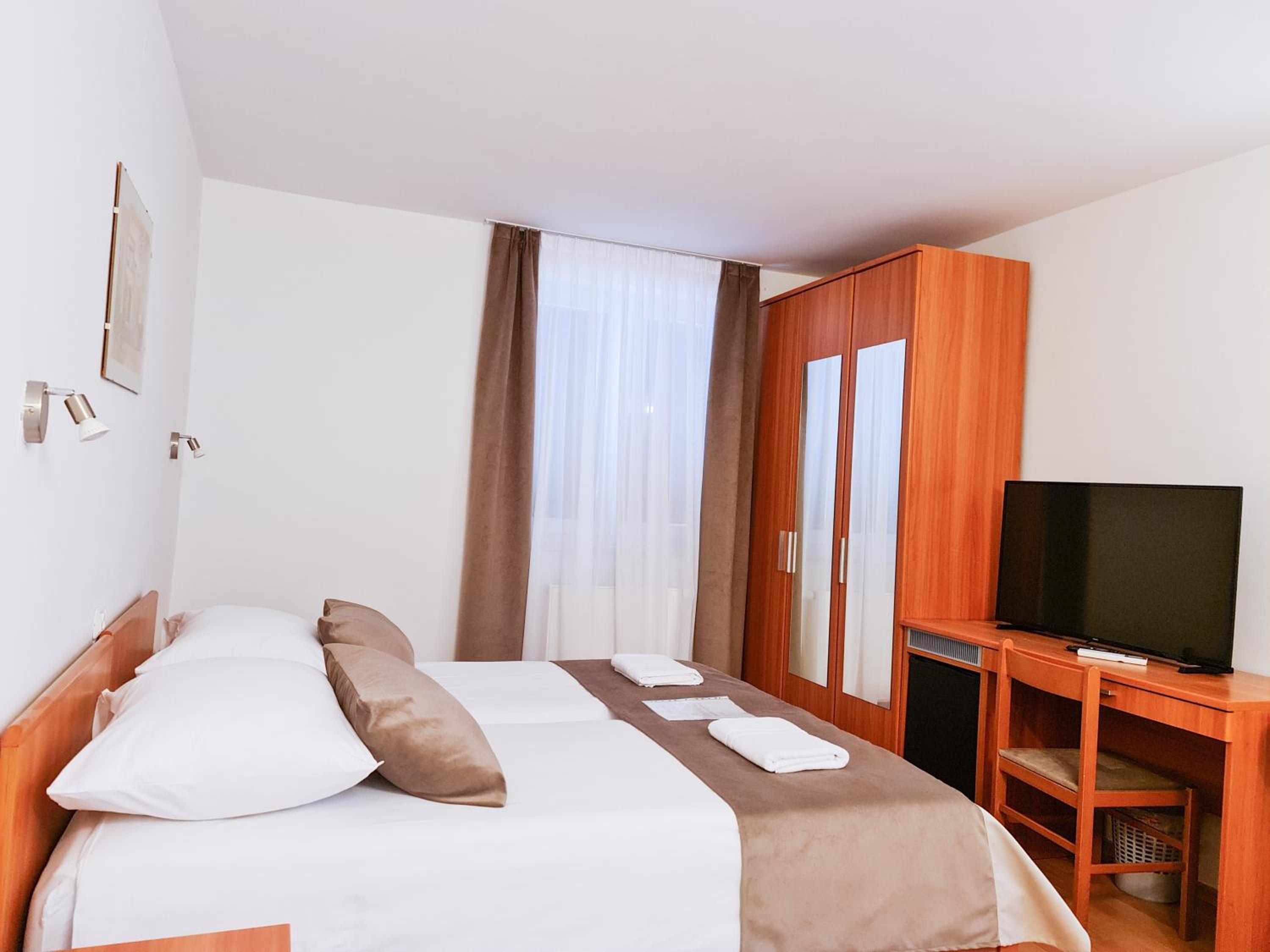 Classic Quadruple Room - Photo 5