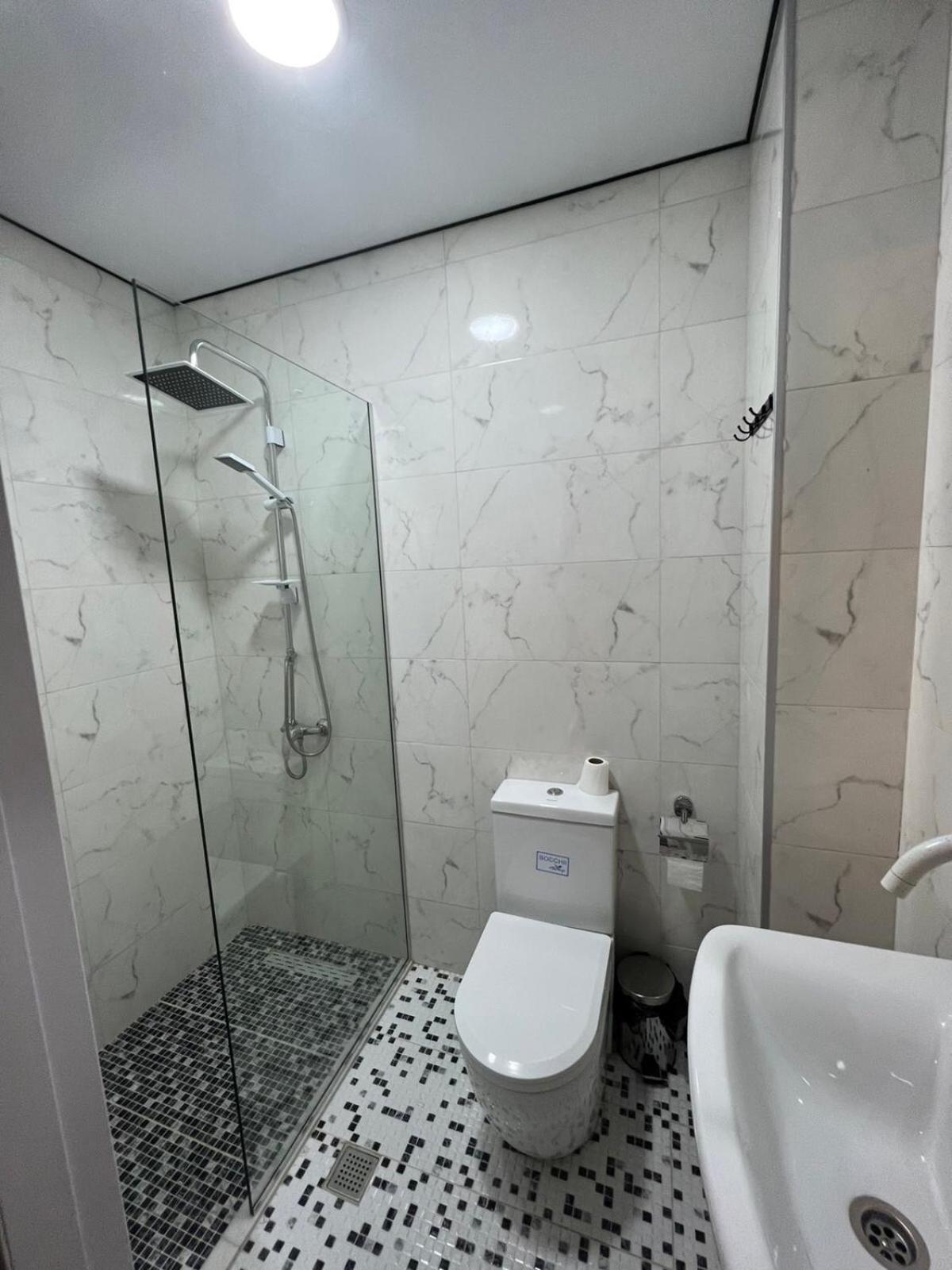 Large Double Room - Photo 17