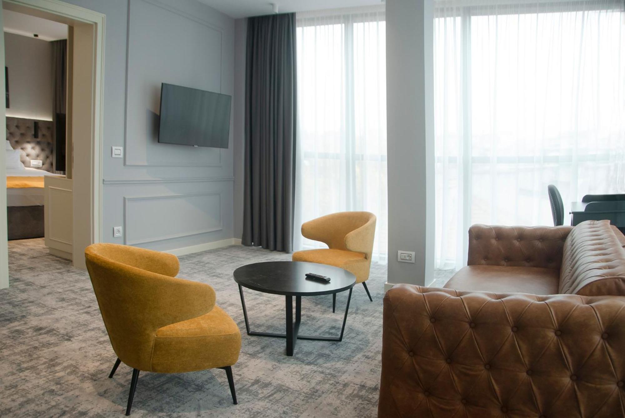 Deluxe Junior Suite - Photo 9