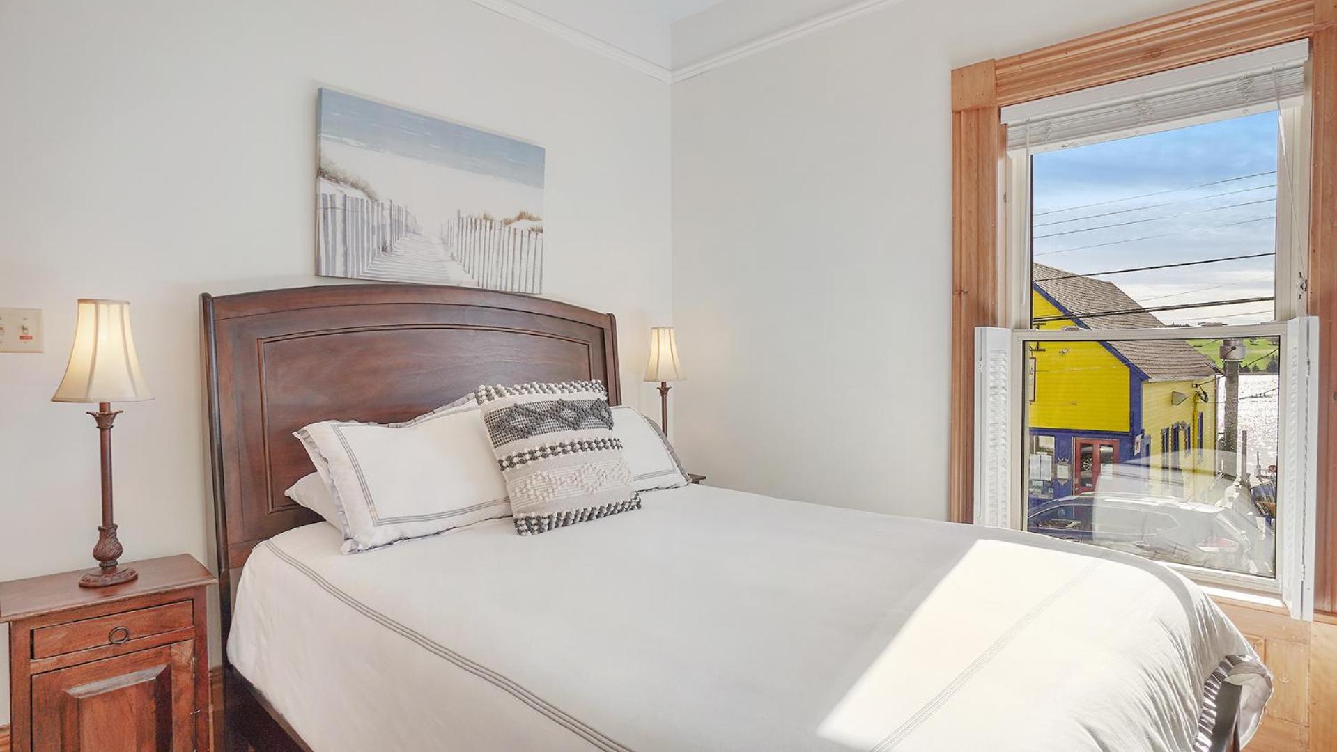 Queen Room with Sea View - Main Floor photo 2