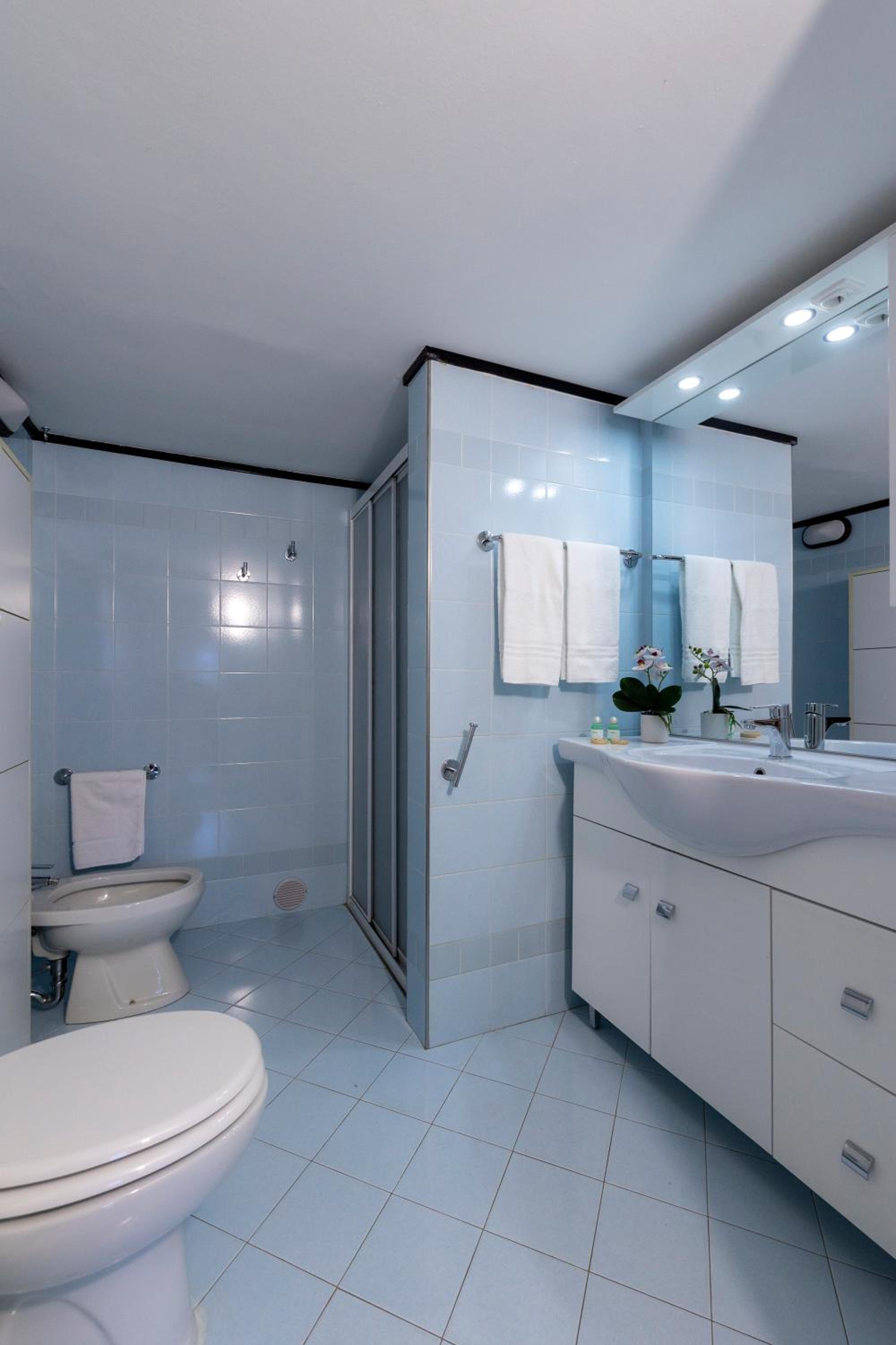 One-Bedroom Apartment - Photo 2