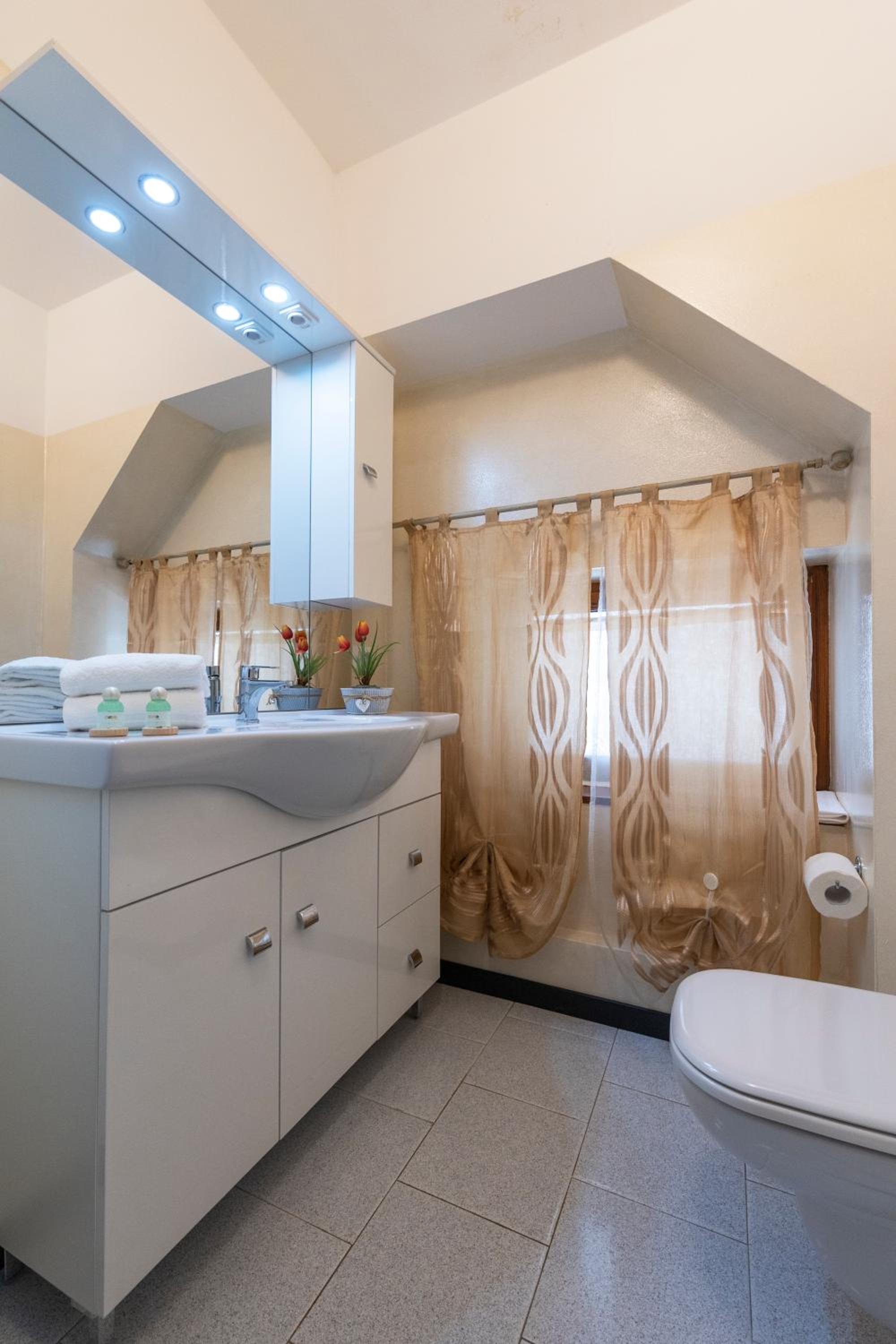 One-Bedroom Apartment - Photo 4