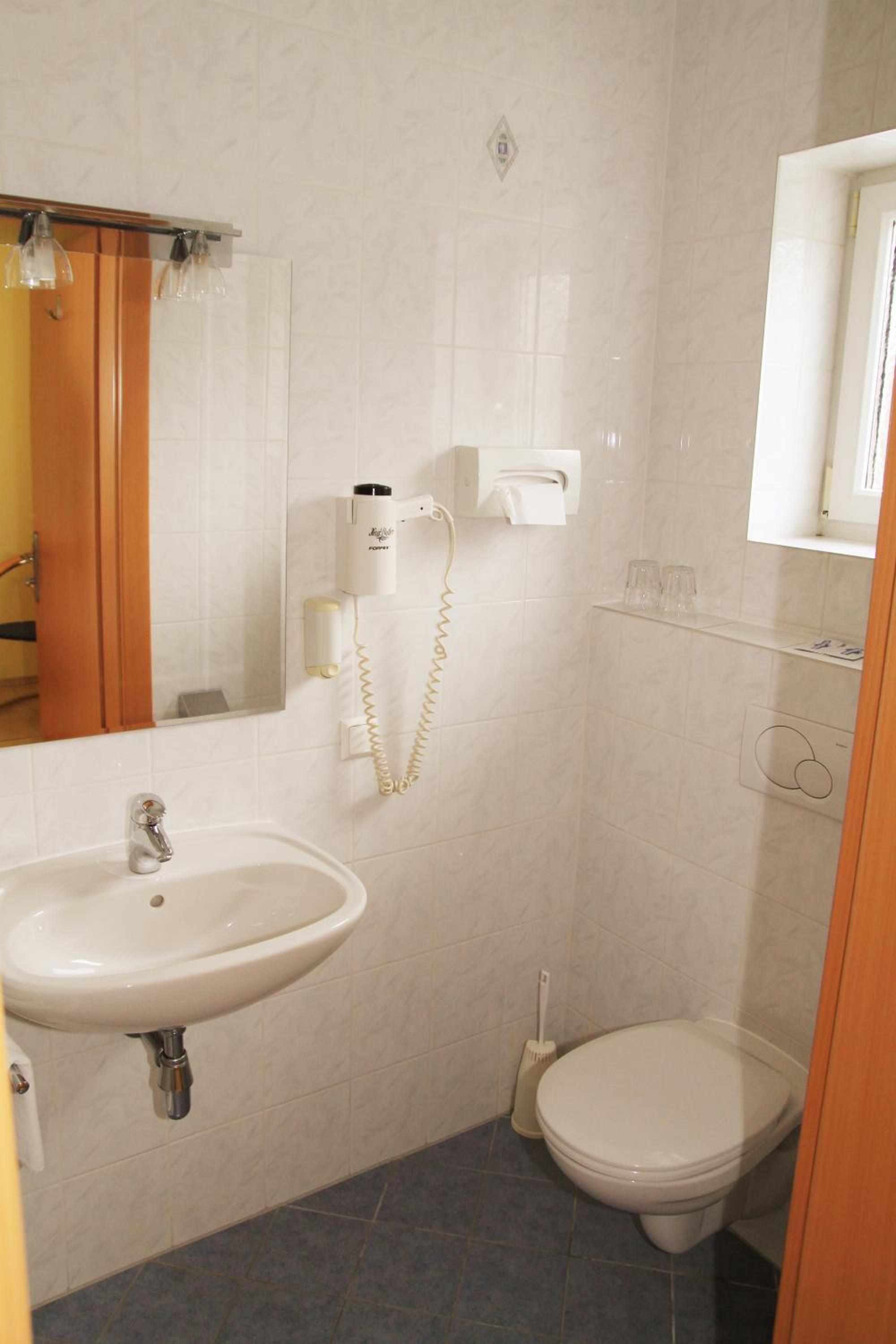 Double or Twin Room - Photo 8