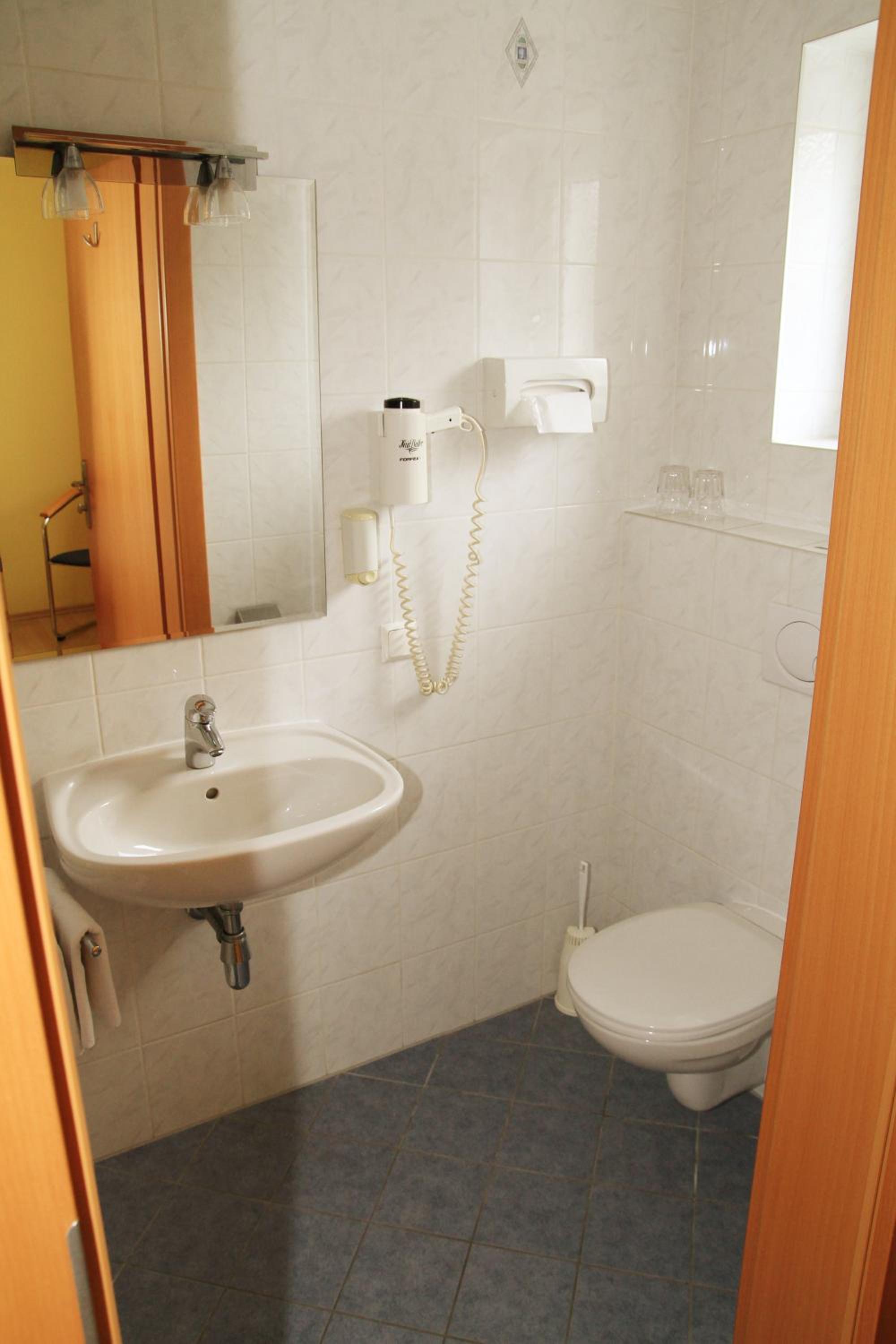 Double or Twin Room - Photo 9