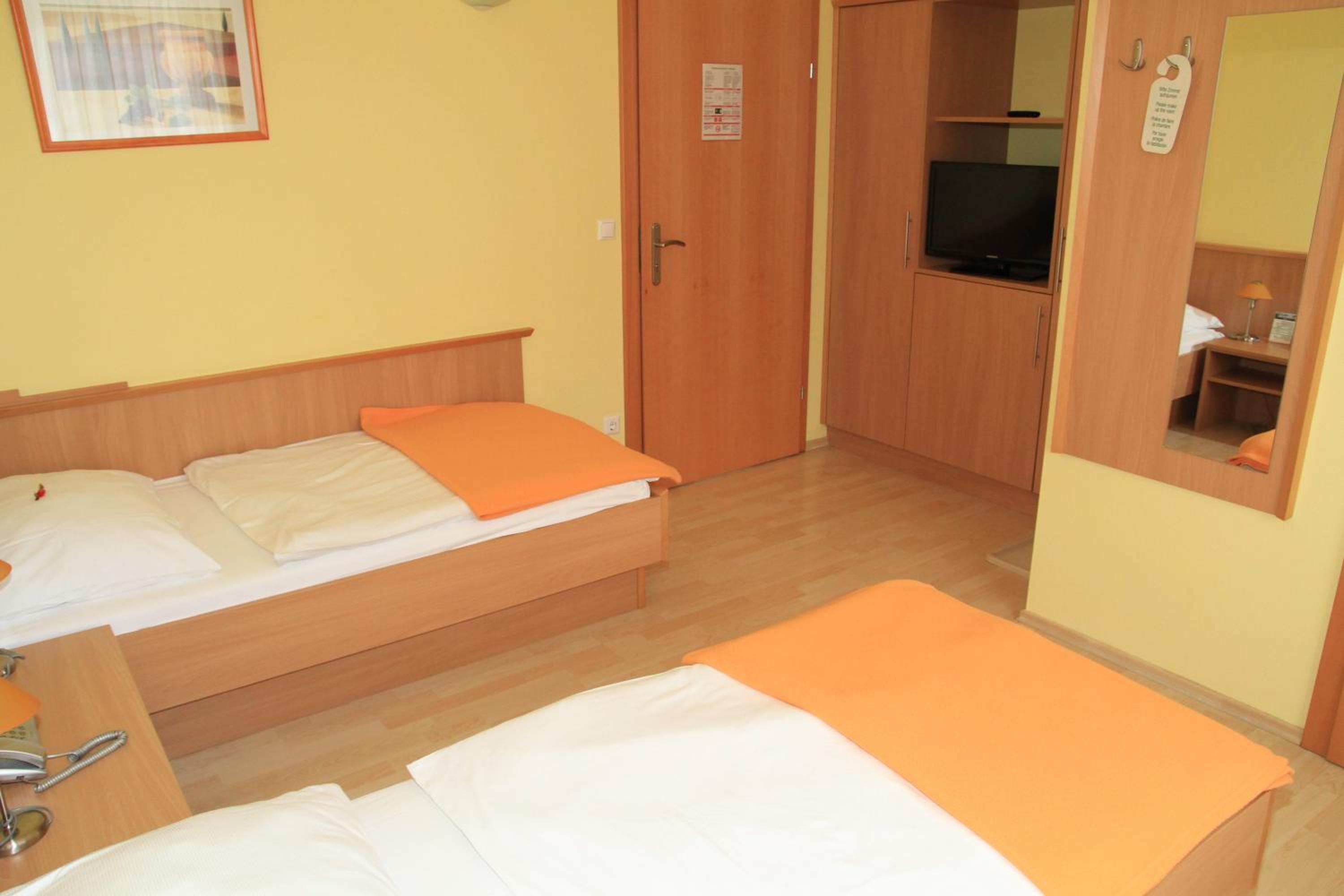 Double or Twin Room - Photo 2