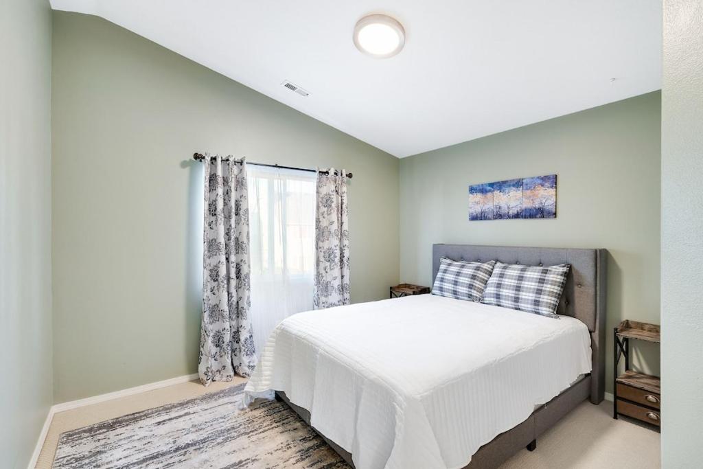 Three-Bedroom House photo 2