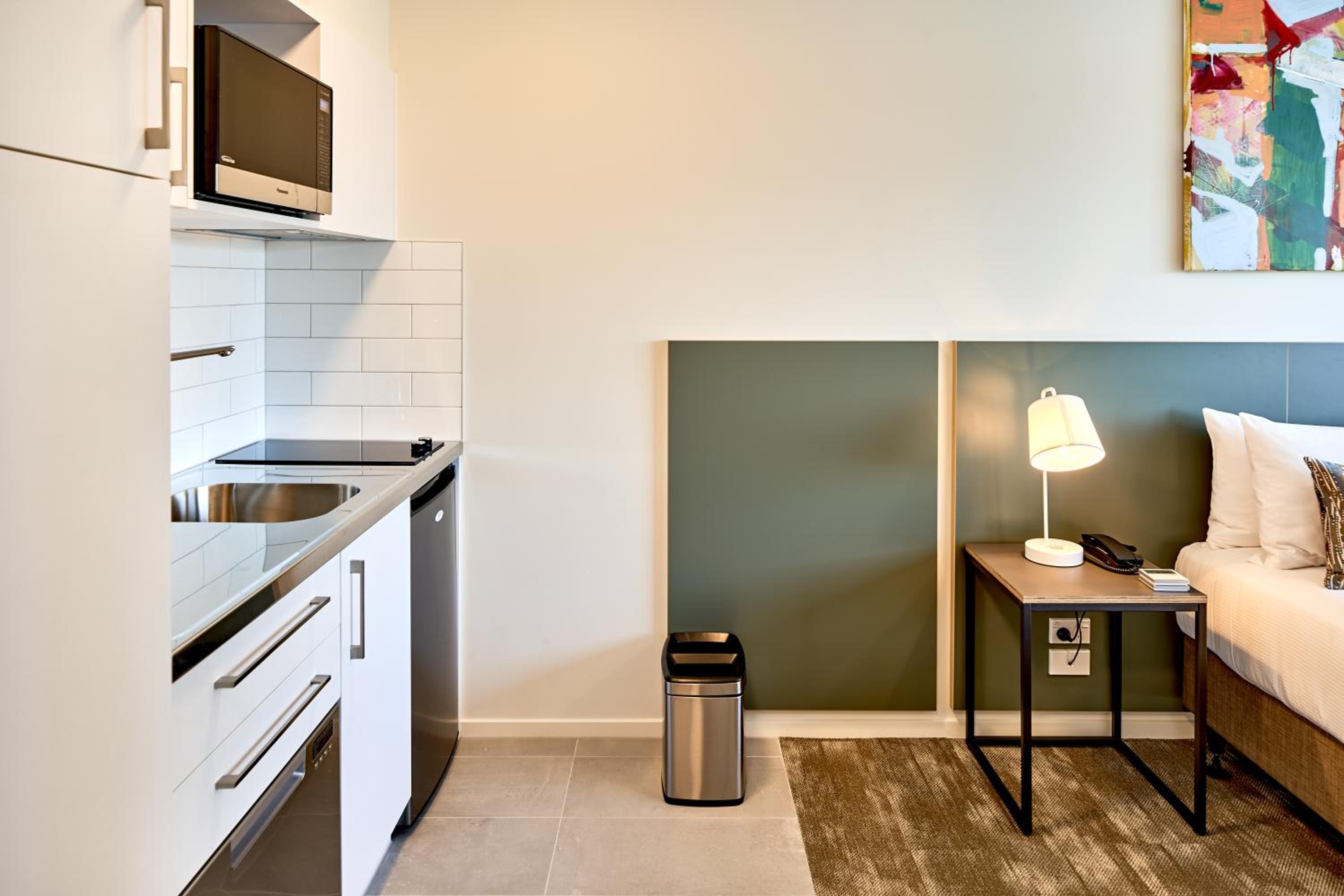 Petite Queen Studio Apartment - Photo 7