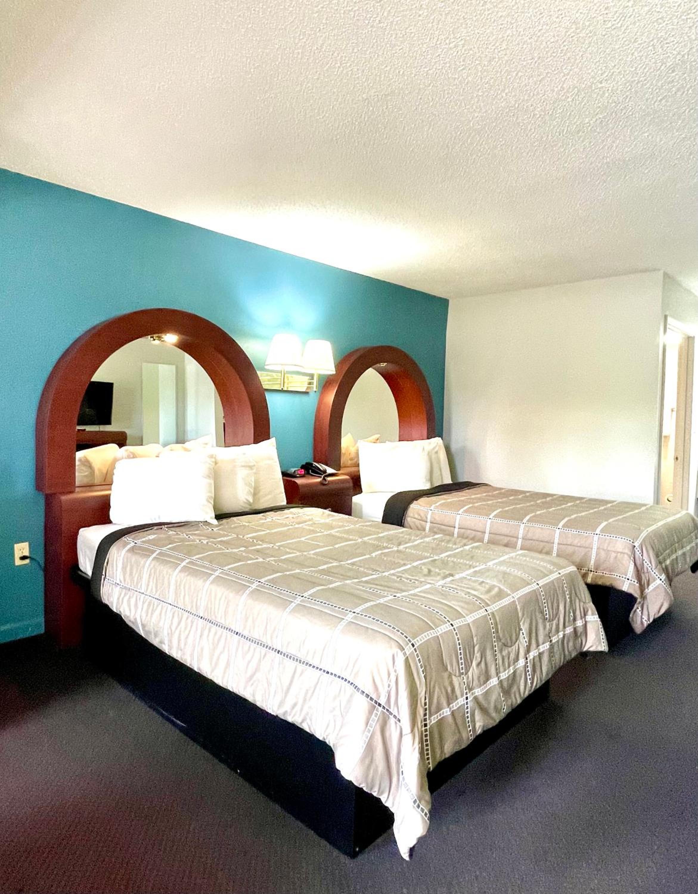 Double Room with Two Double Beds - Smoking - Photo 1