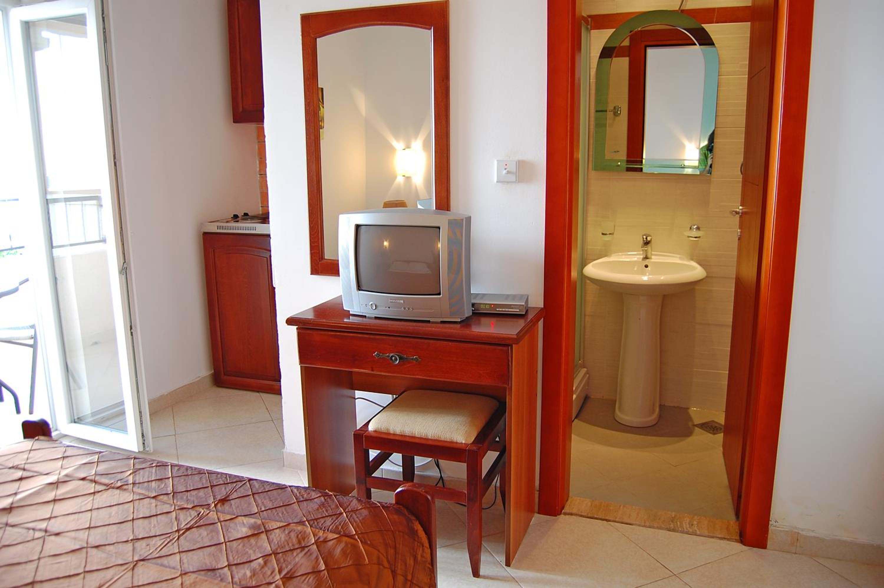One-Bedroom Apartment photo 2