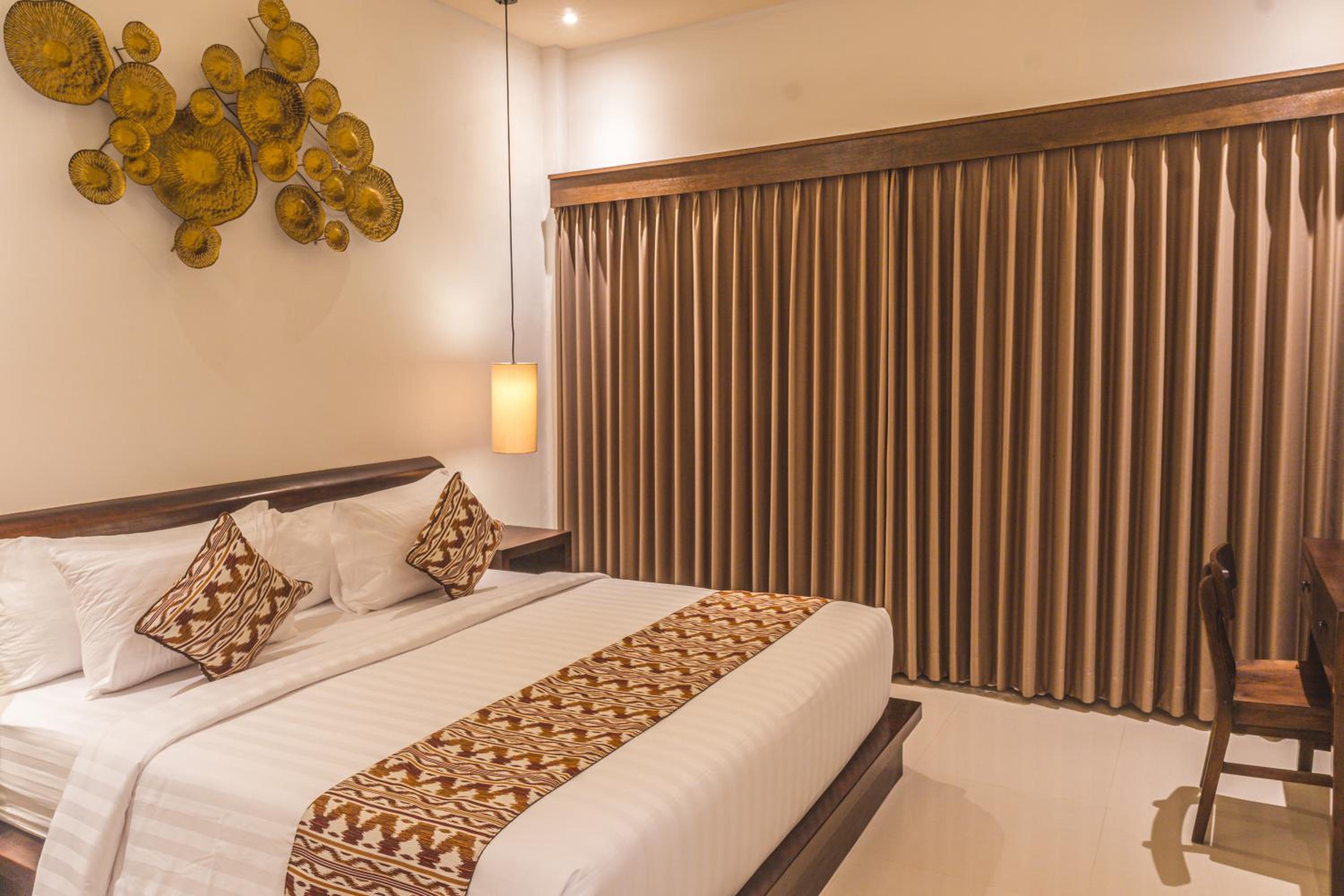Double Room with Pool View - Photo 13