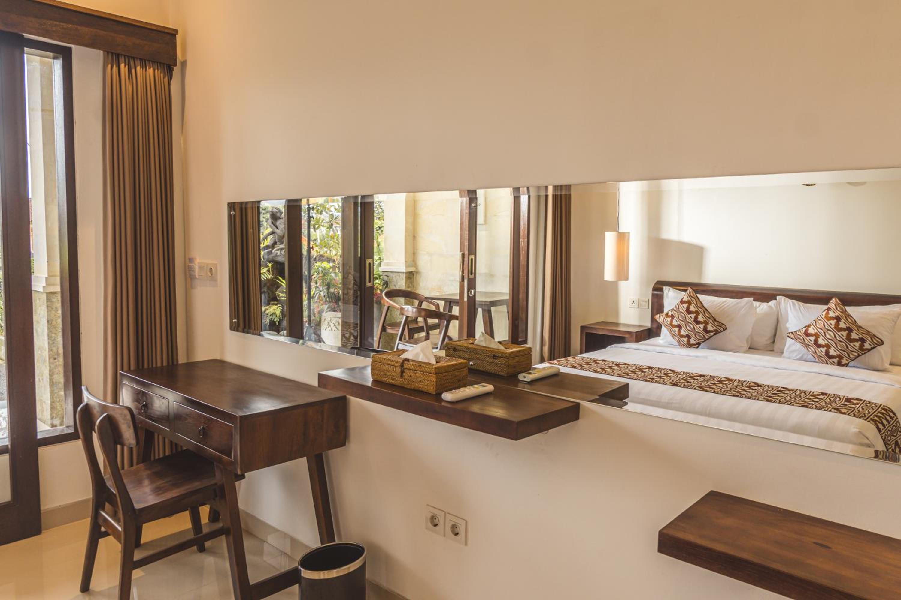 Double Room with Pool View - Photo 12
