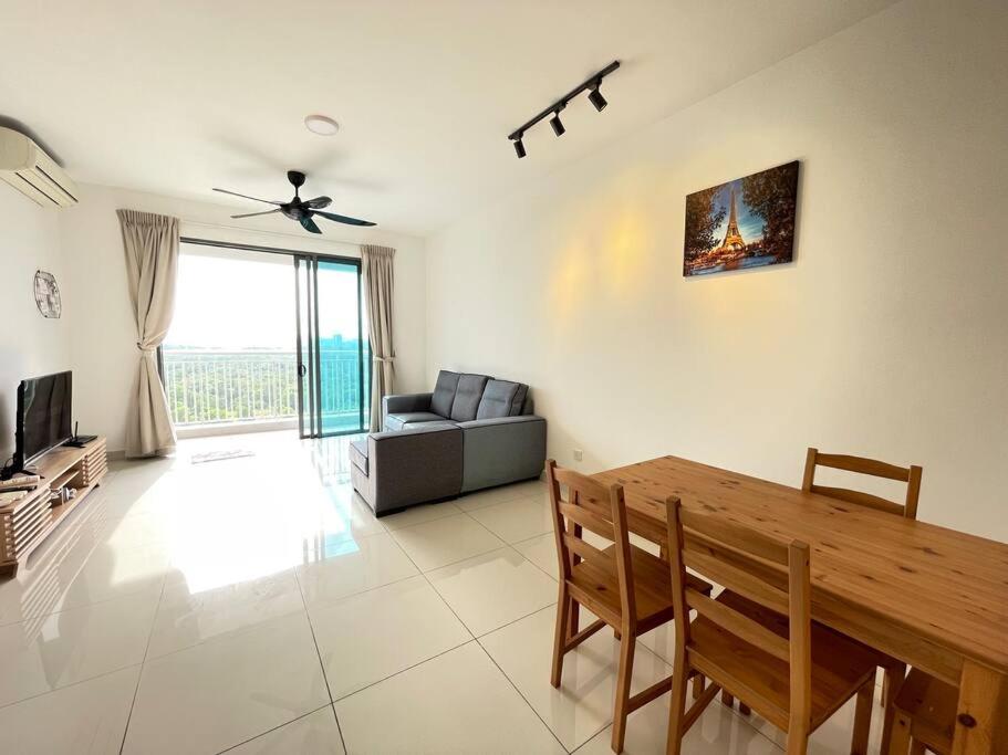 Two-Bedroom Apartment with Balcony and Sea View photo 3