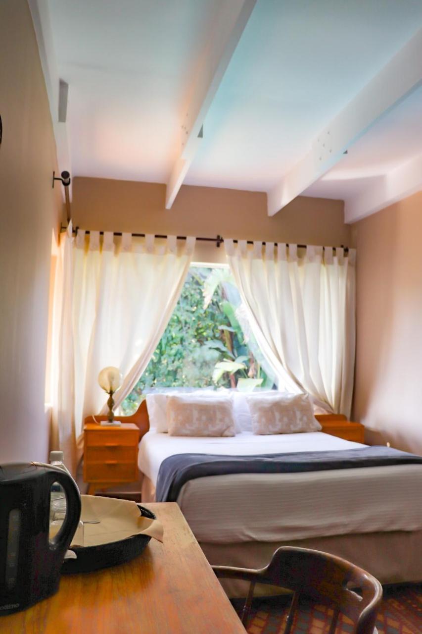 Budget Double Room - Photo 11