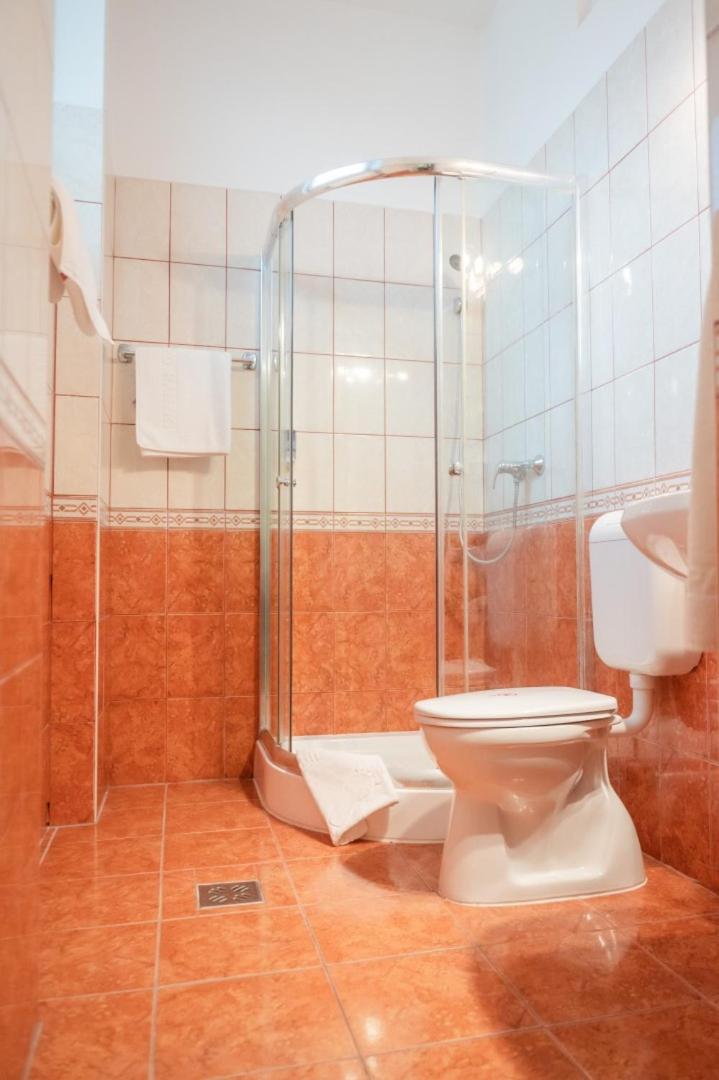 One-Bedroom Suite - Photo 20