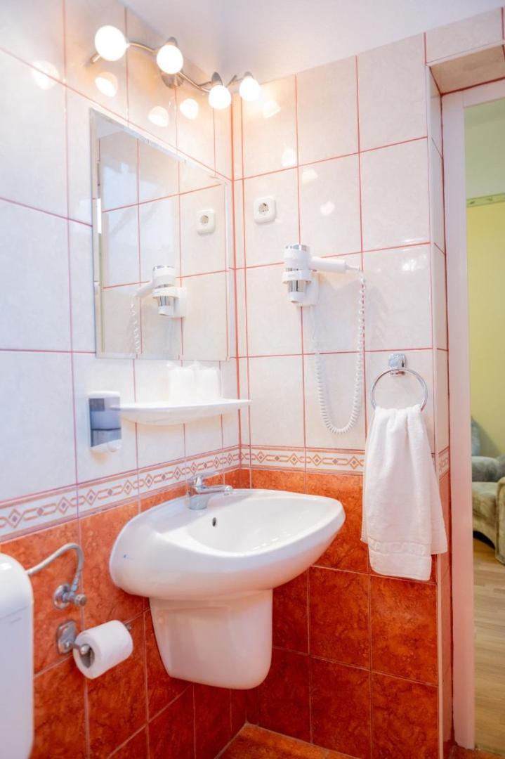 One-Bedroom Suite - Photo 19