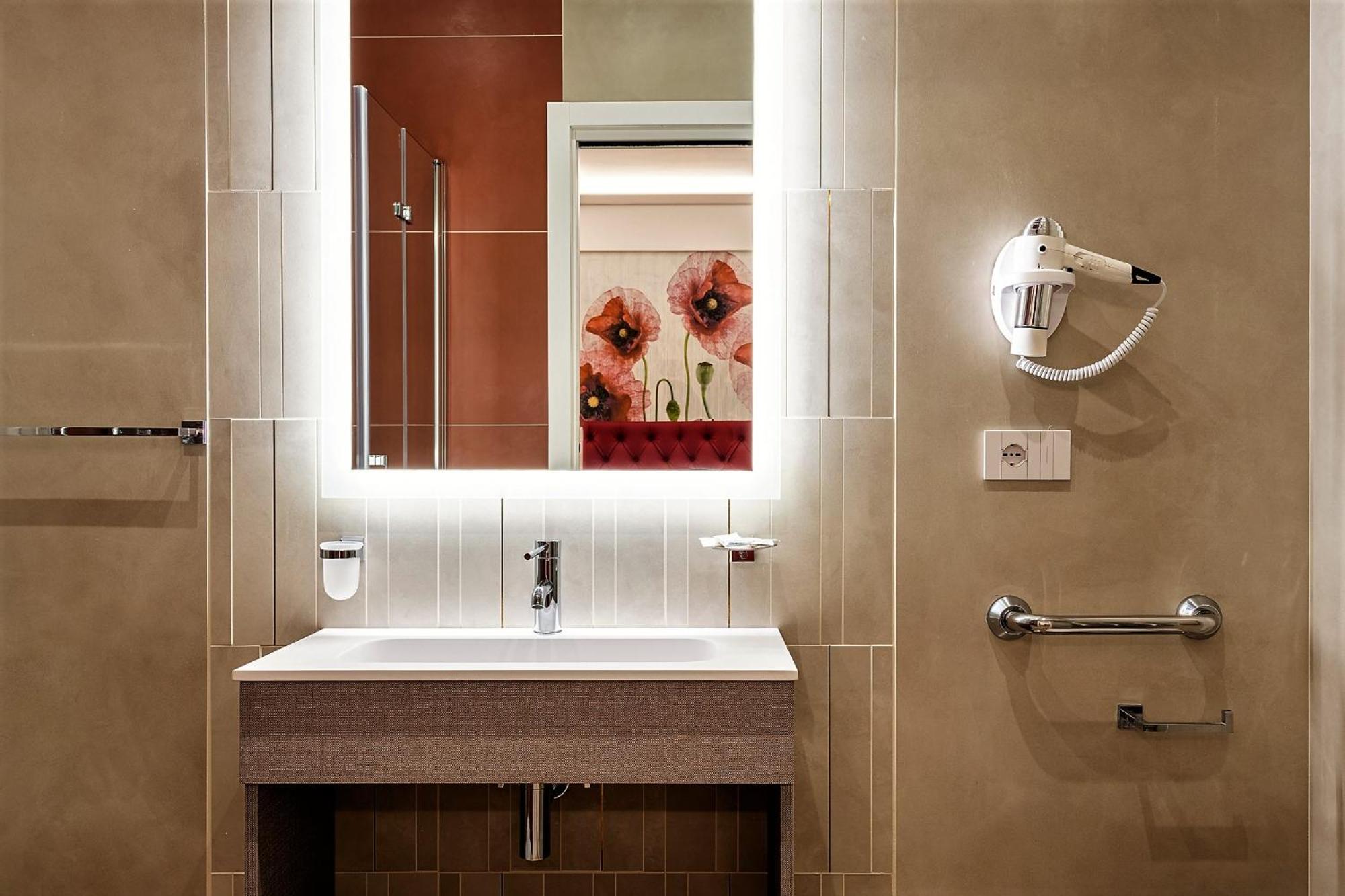 King Room with Roll-In Shower - Disability Access - Photo 2