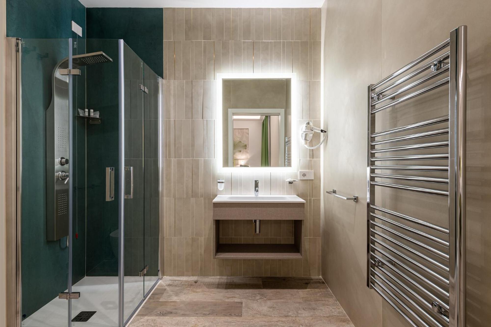 King Room with Roll-In Shower - Disability Access - Photo 6