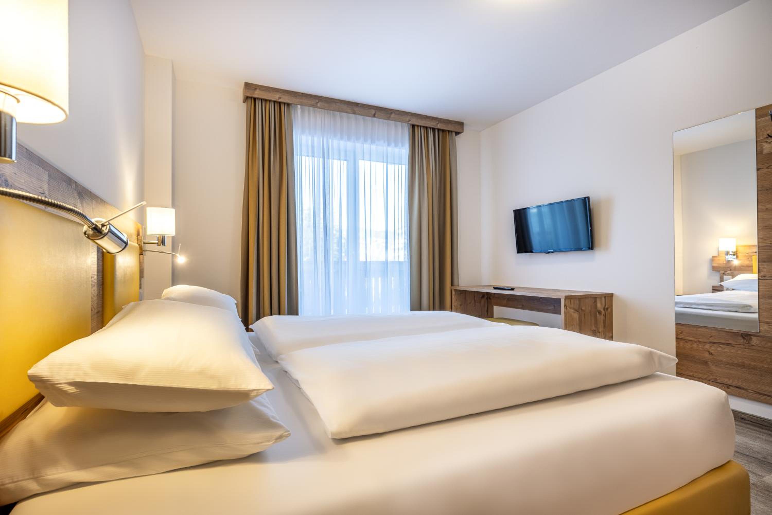 Deluxe Double Room with Balcony - Photo 2