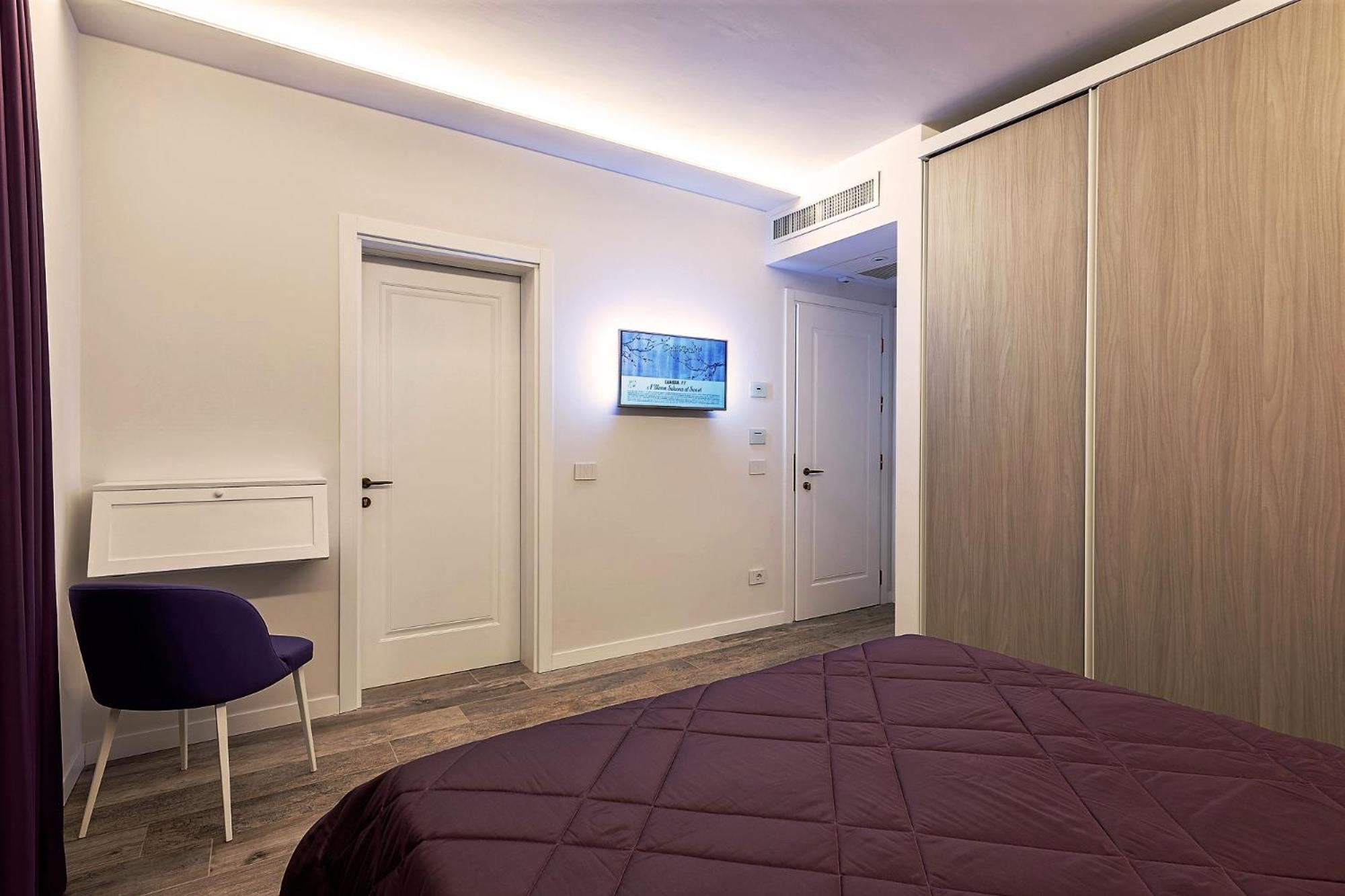Deluxe King Room - Photo 4