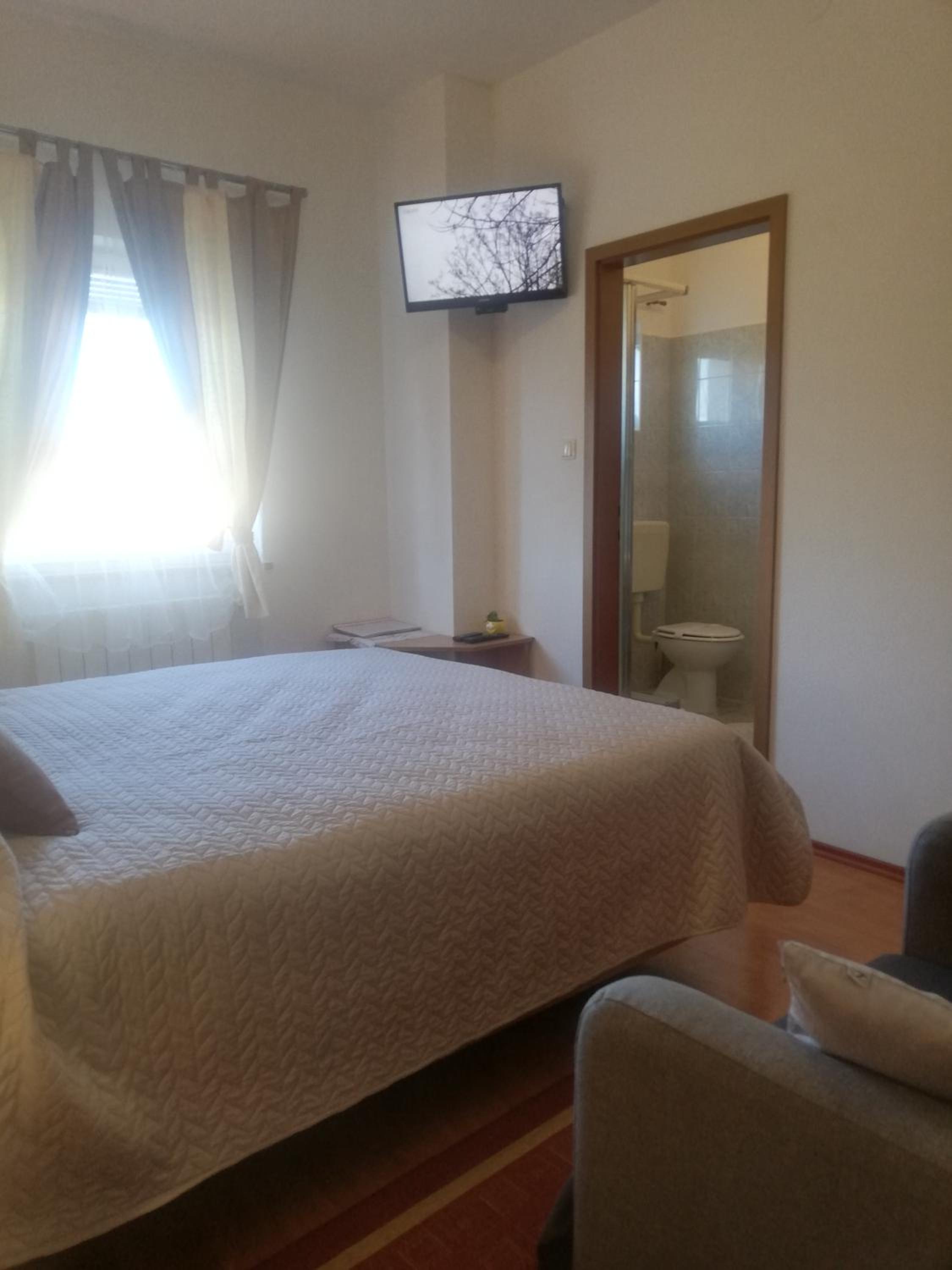 Double or Twin Room with Private Bathroom - Photo 1