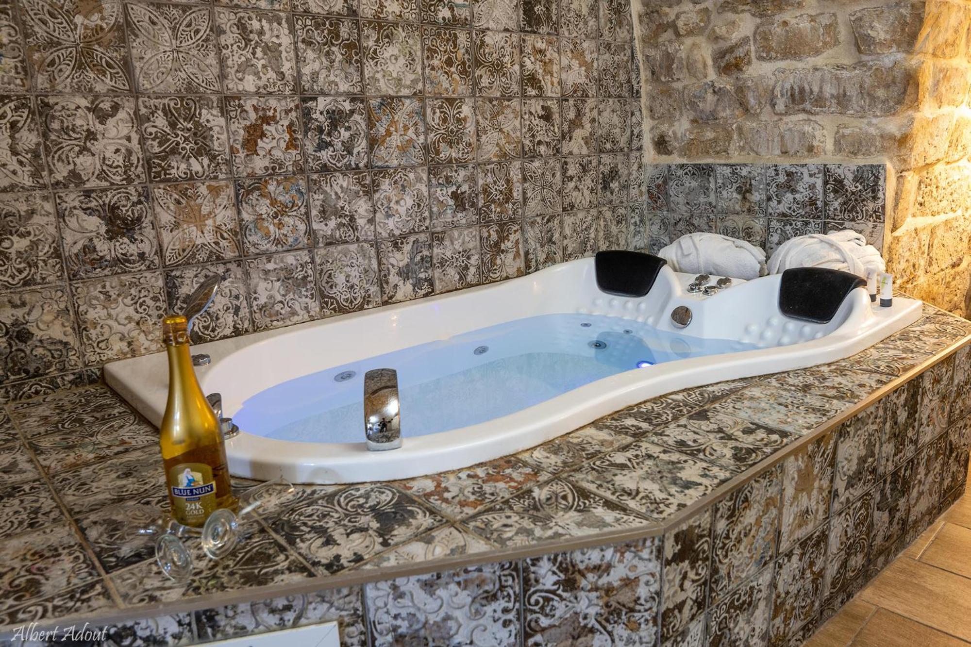 Deluxe Suite with Spa Bath - Photo 14