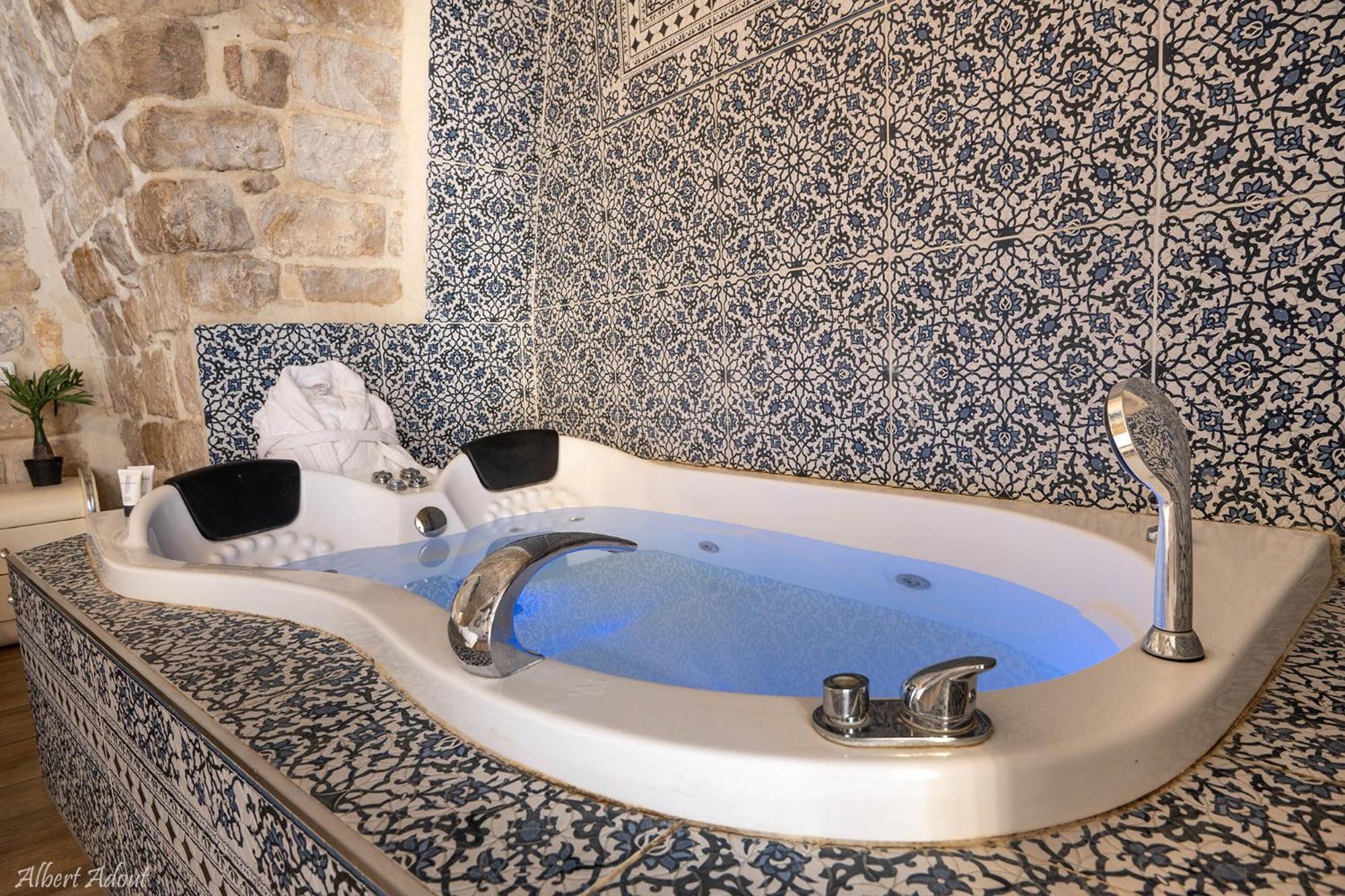 Deluxe Suite with Spa Bath - Photo 2