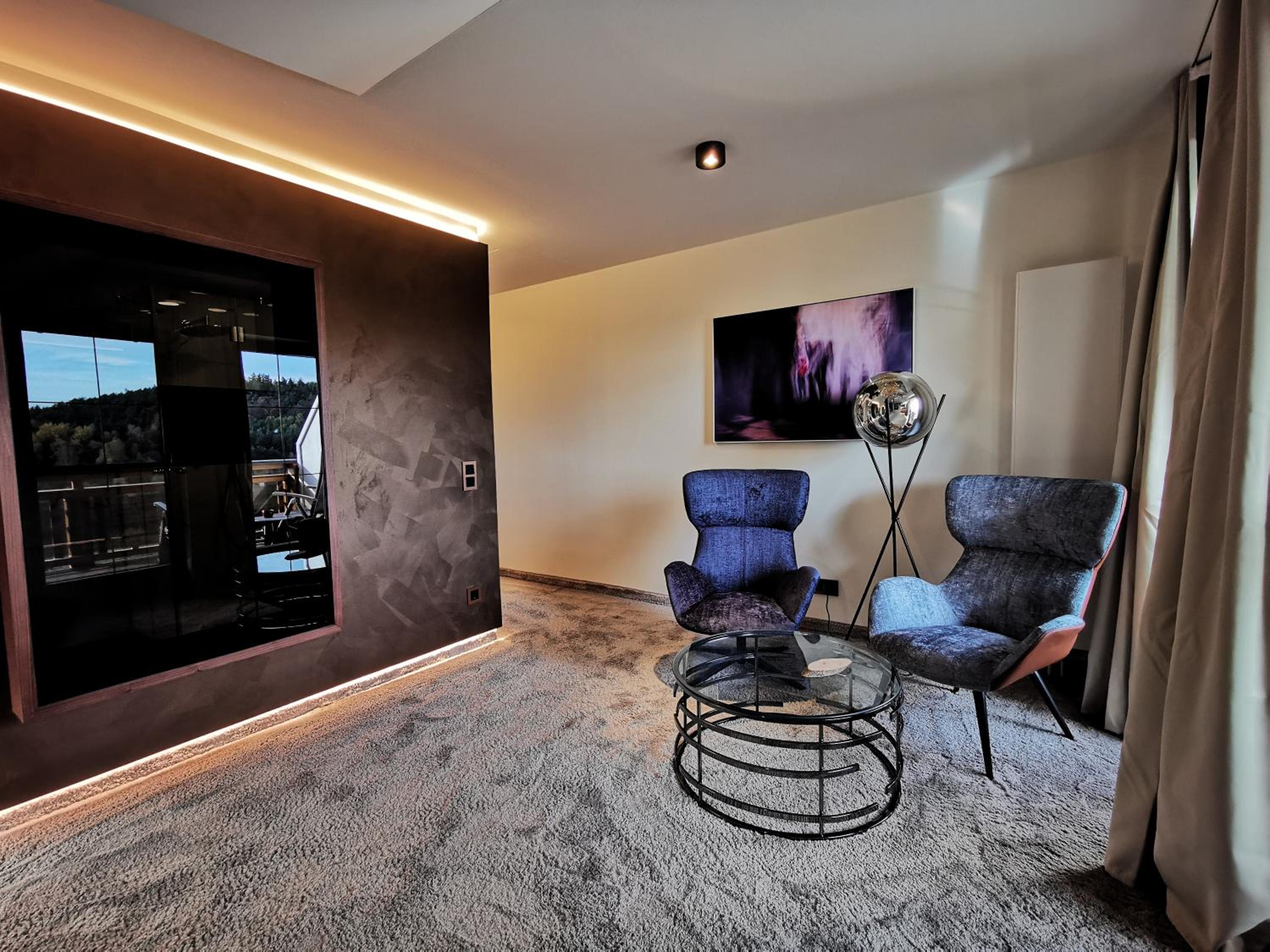 Junior Suite with Balcony - Photo 2